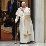 Papa Francisco aparece caminando con ayuda de un bastón