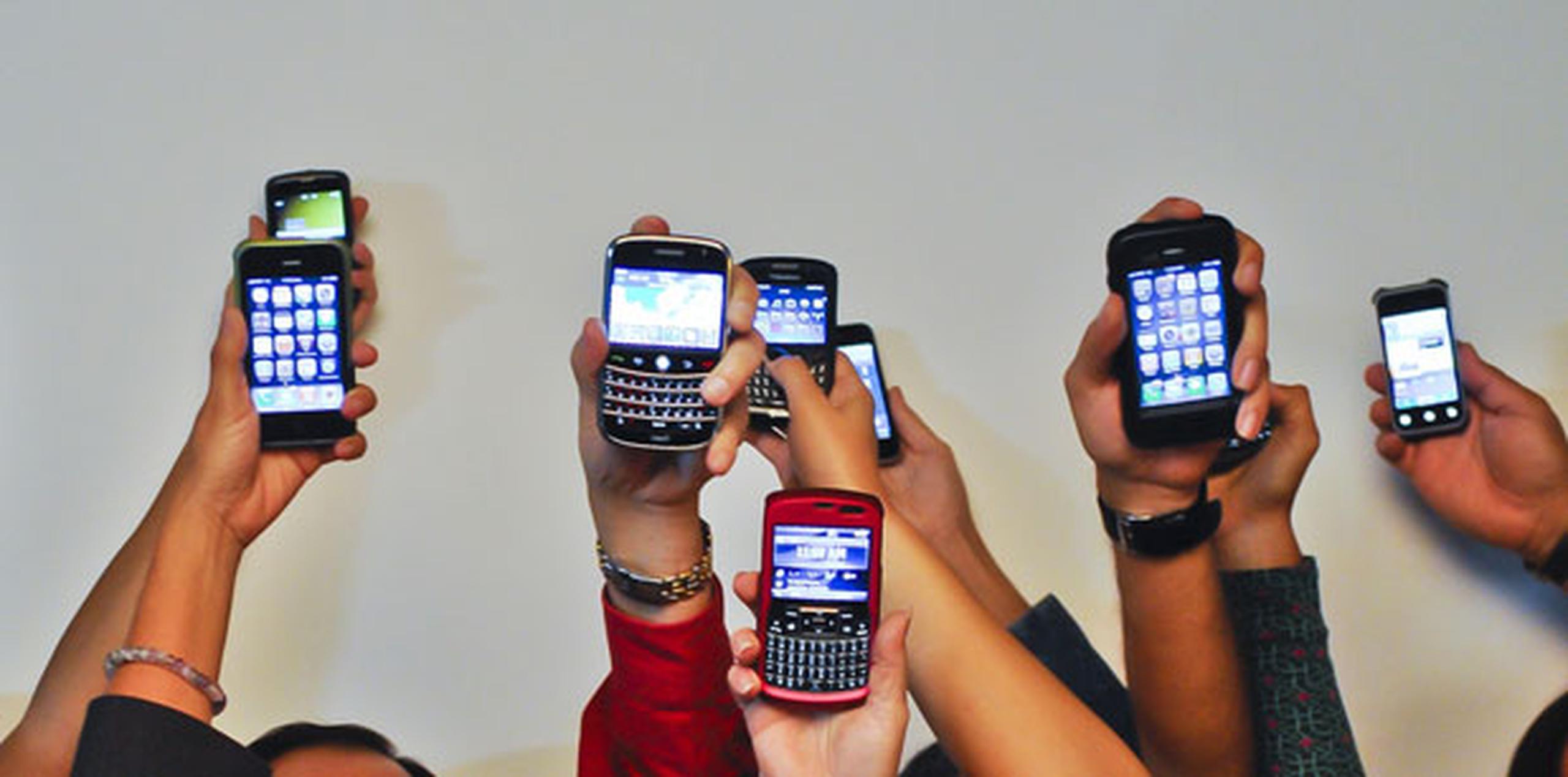 Aproximadamente el 81% de los adultos estadounidenses usan un celular regularmente, y el número de usuarios creció en más de 20 millones el año pasado. (Archivo)