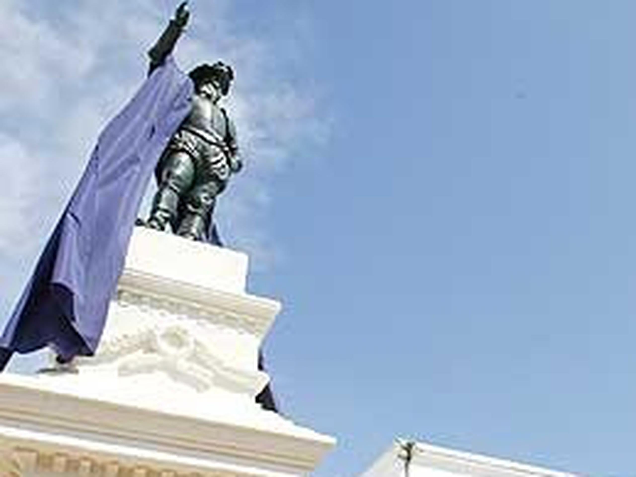 Como parte de las actividades el gobernador Luis Fortuño y el alcalde de San Juan, Jorge Santini, develan la estatua de Juan Ponce de León en la Plaza San José en el Viejo San Juan. (Primera Hora / Gerald Lopez-Cepero)