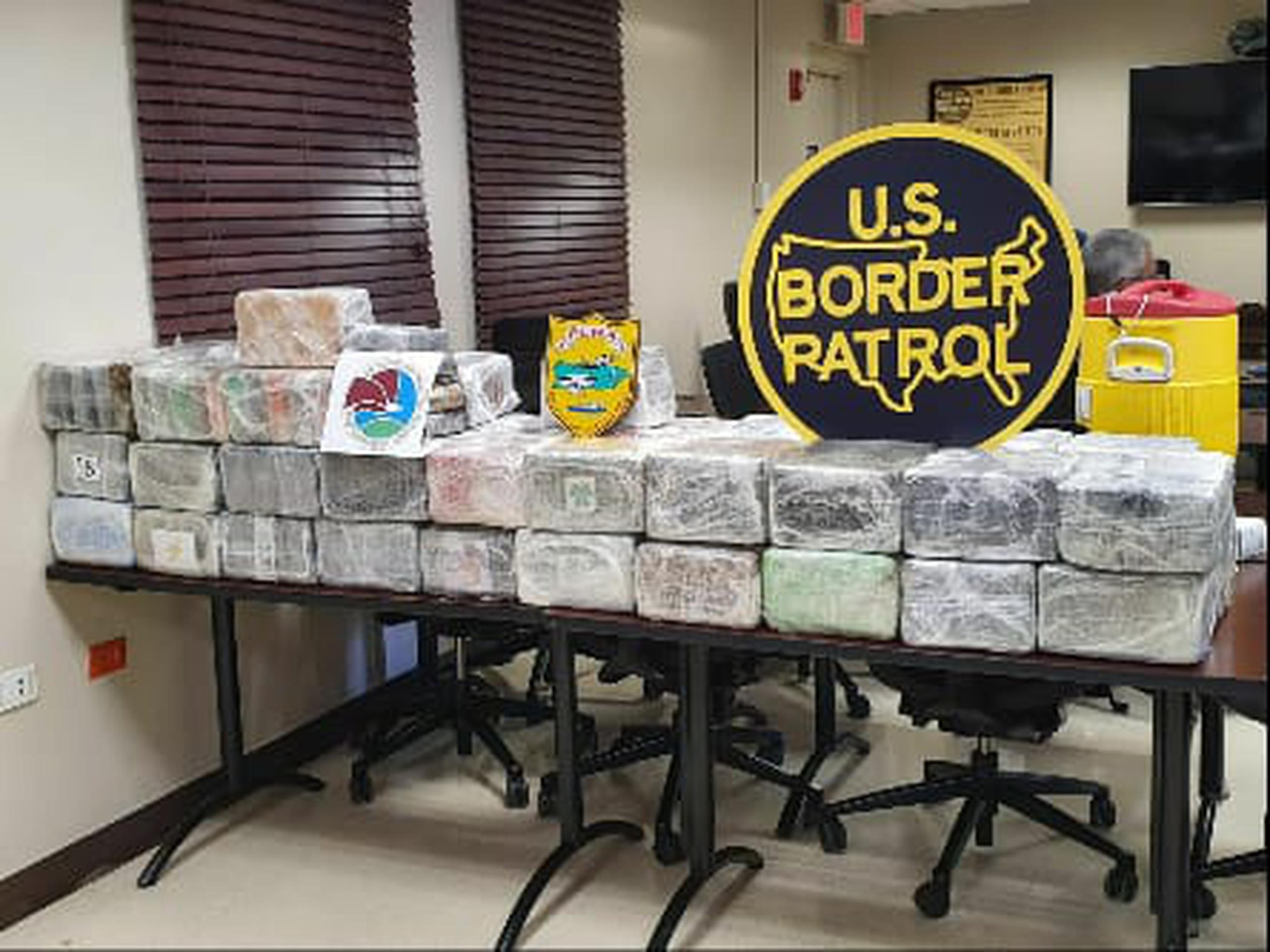 Un cargamento de cocaína que sobrepasa los $7 millones fue ocupado durante la tarde de hoy, martes, durante una intervención con un grupo de ilegales en la intersección de las carreteras PR-2 y la PR-107, en Aguadilla.