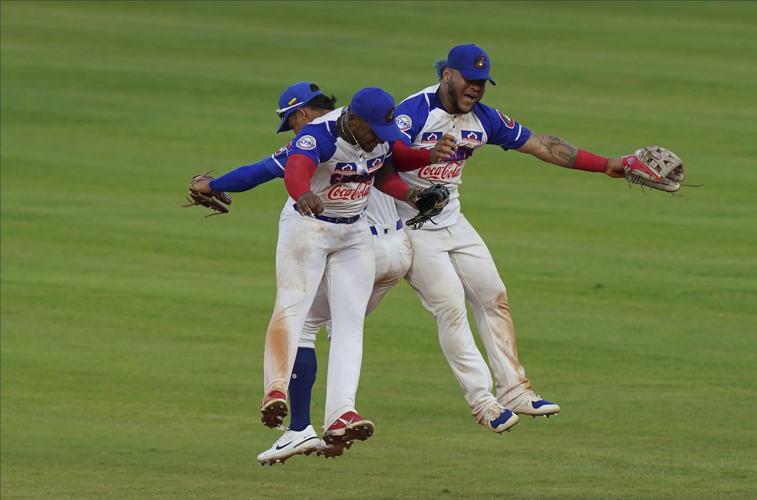 Los jugadores de los Caimanes de Barranquilla, de Colombia, festejan luego de doblegar a Venezuela 8-1 en la semifinal de la Serie del Caribe el miércoles.