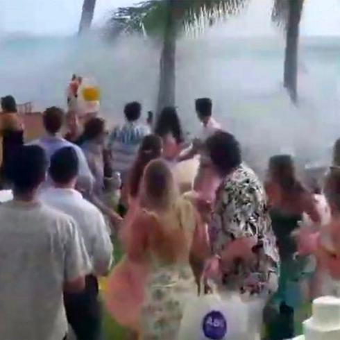 Inmensa ola azota boda en Hawái