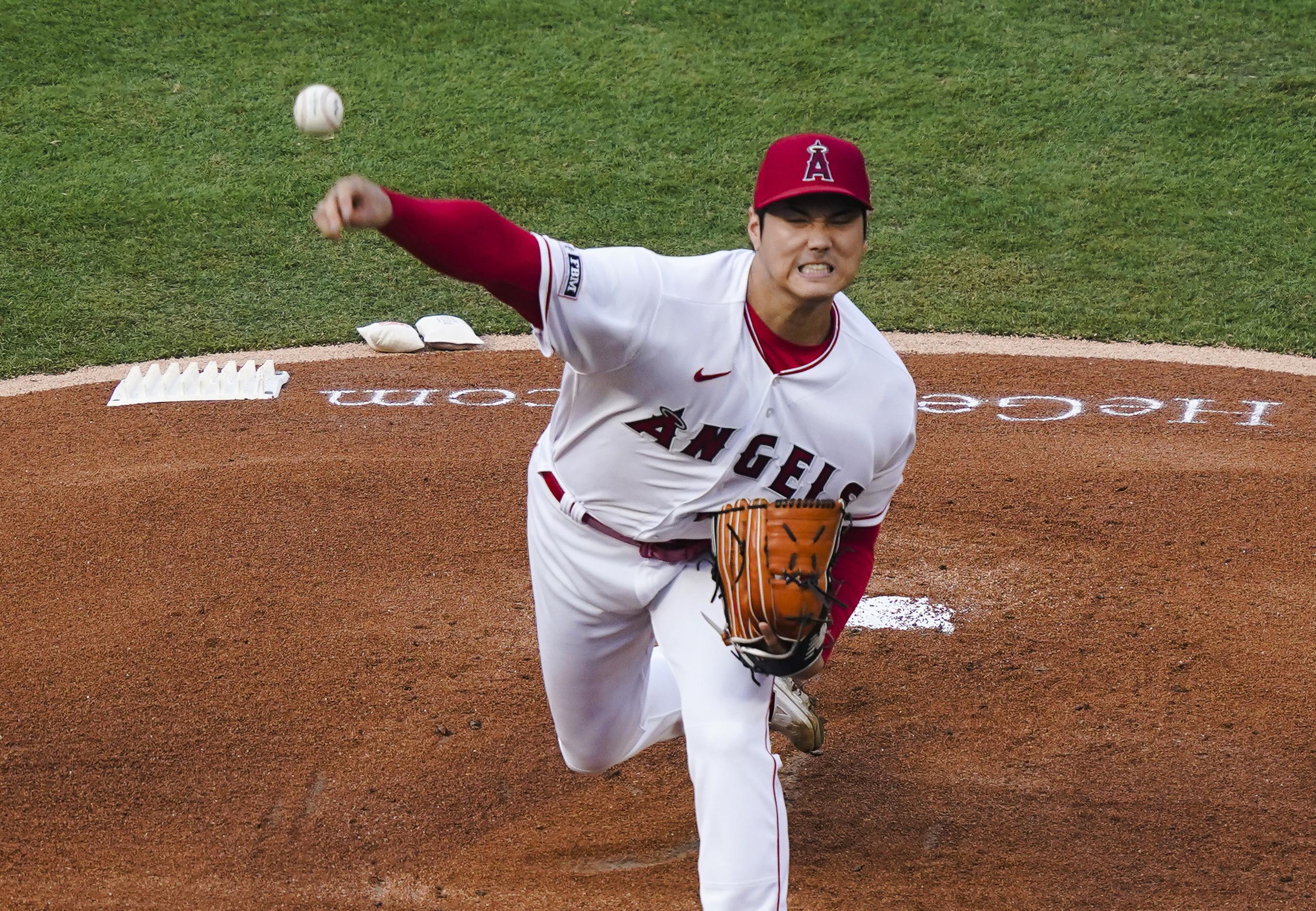 Shohei Ohtani, abridor de los Angels de Los Ángeles, lanza durante la primera entrada del juego de béisbol en contra de los Giants de San Francisco.