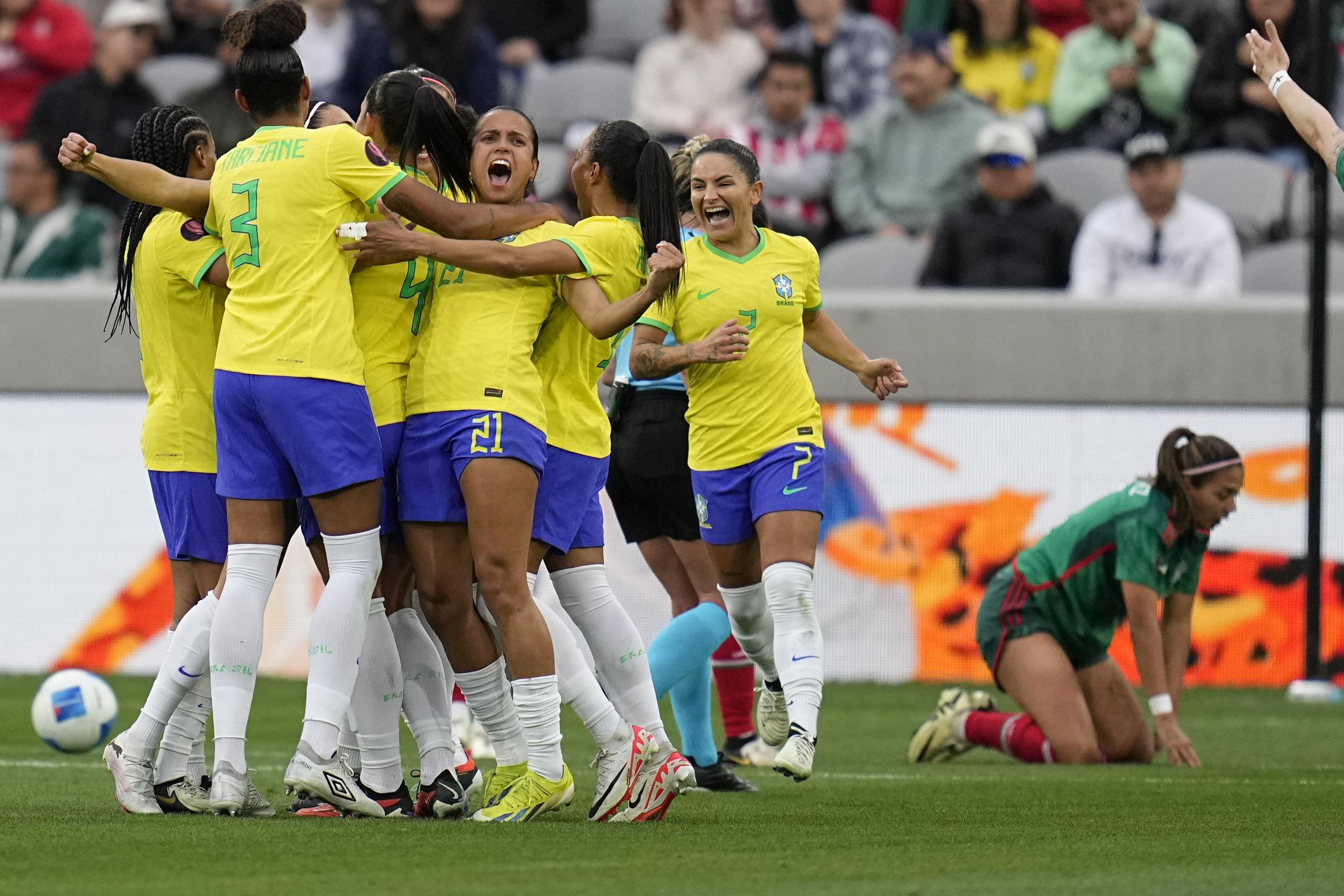 Las jugadoras de Brasil festejan un tanto de Antonia ante México, en las semifinales de la Copa Oro femenina, el miércoles 6 de marzo de 2024 en San Diego (AP Foto/Gregory Bull)