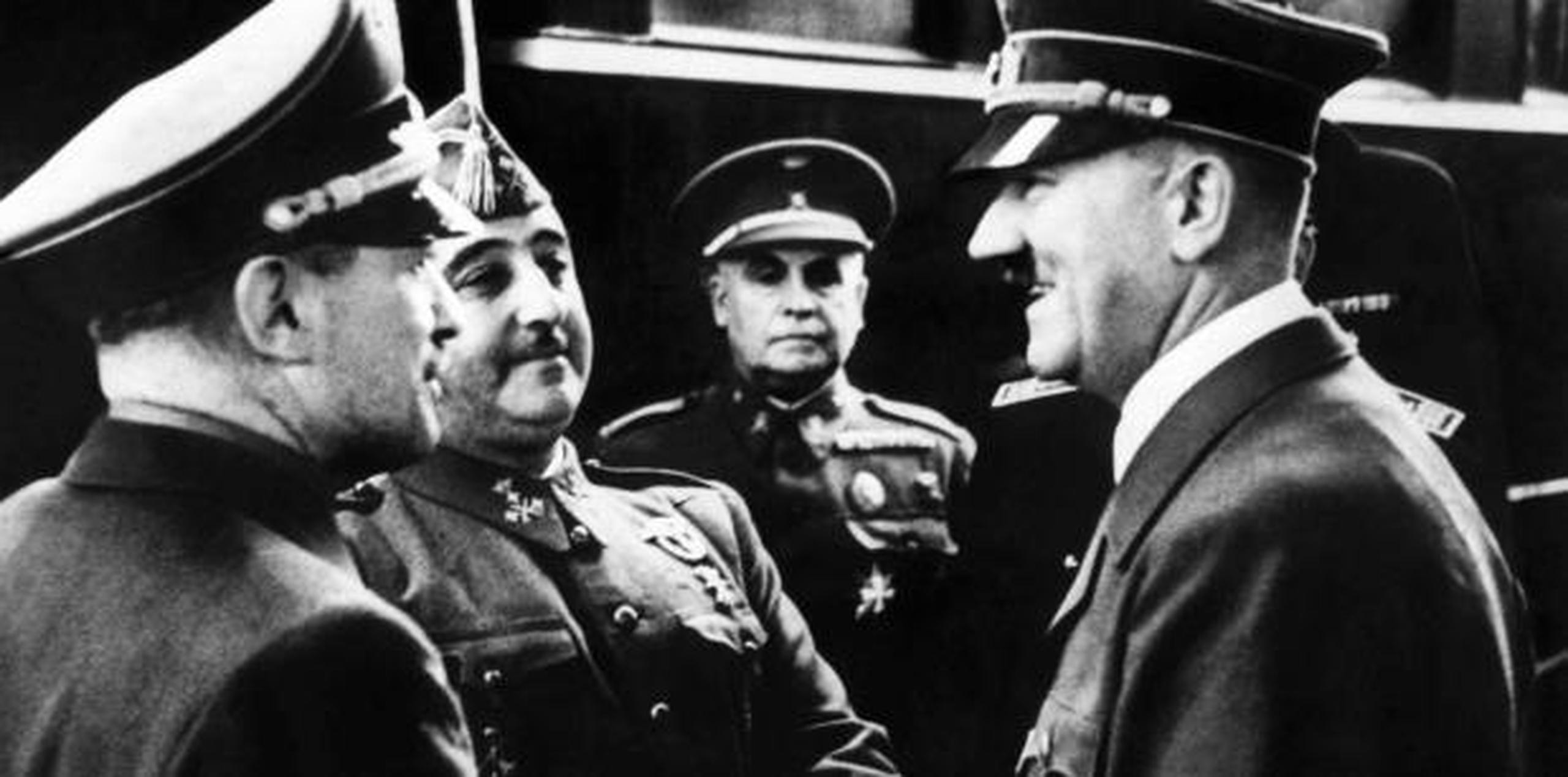Franco, al centro, sonríe mientras comparte con Hitler. (archivo)