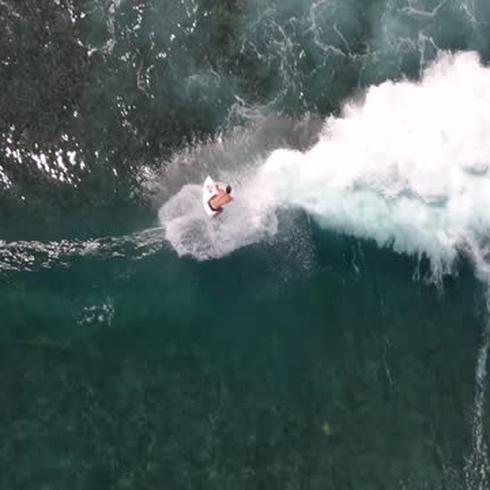 Desde el aire: todo lo que debe hacer un surfer para correr una buena ola