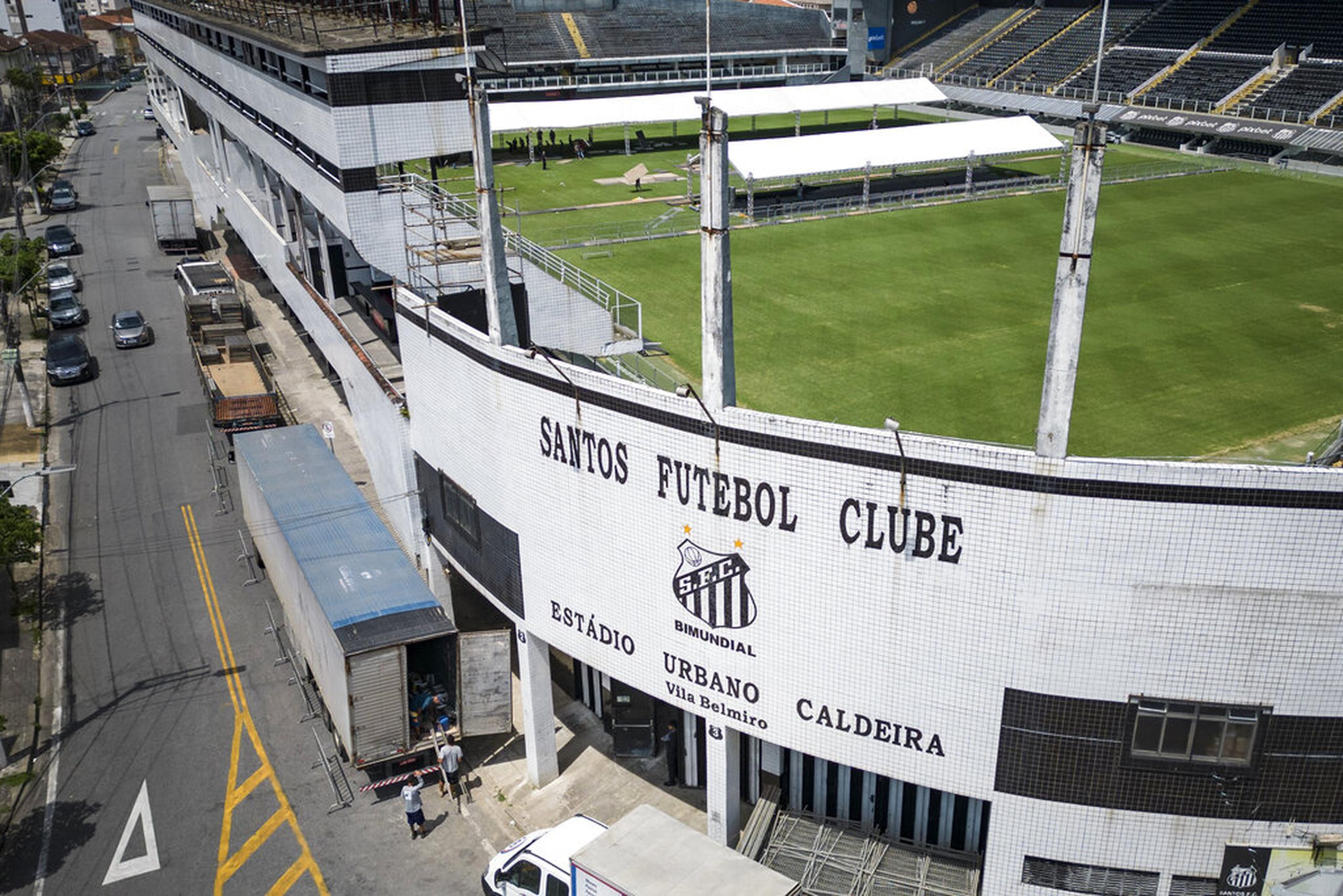 El club Santos confirma que el funeral se llevará a cabo en el estadio el lunes y martes.