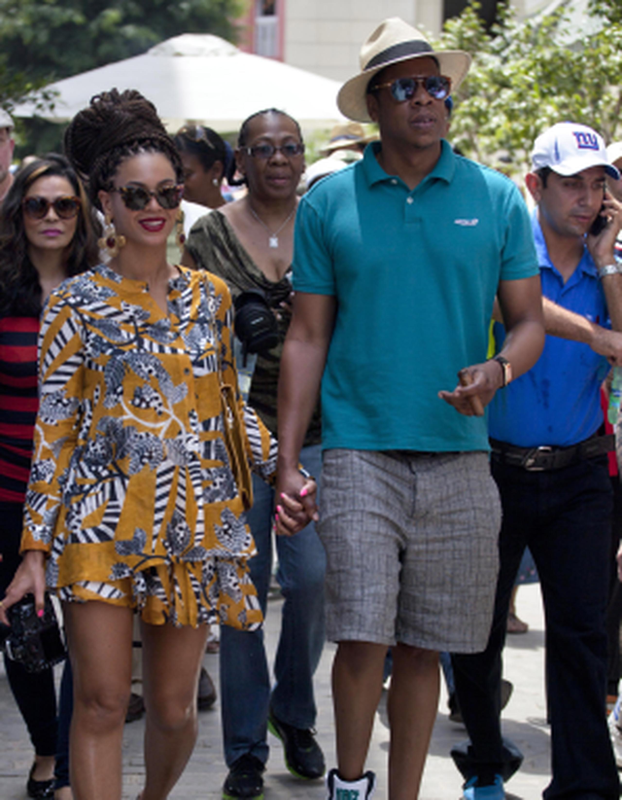 La visita de la pasada semana de Beyoncé y su marido coincidió con su aniversario de bodas y ambos dedicaron gran parte de su tiempo a visitar el casco colonial de La Habana Vieja. (AP)