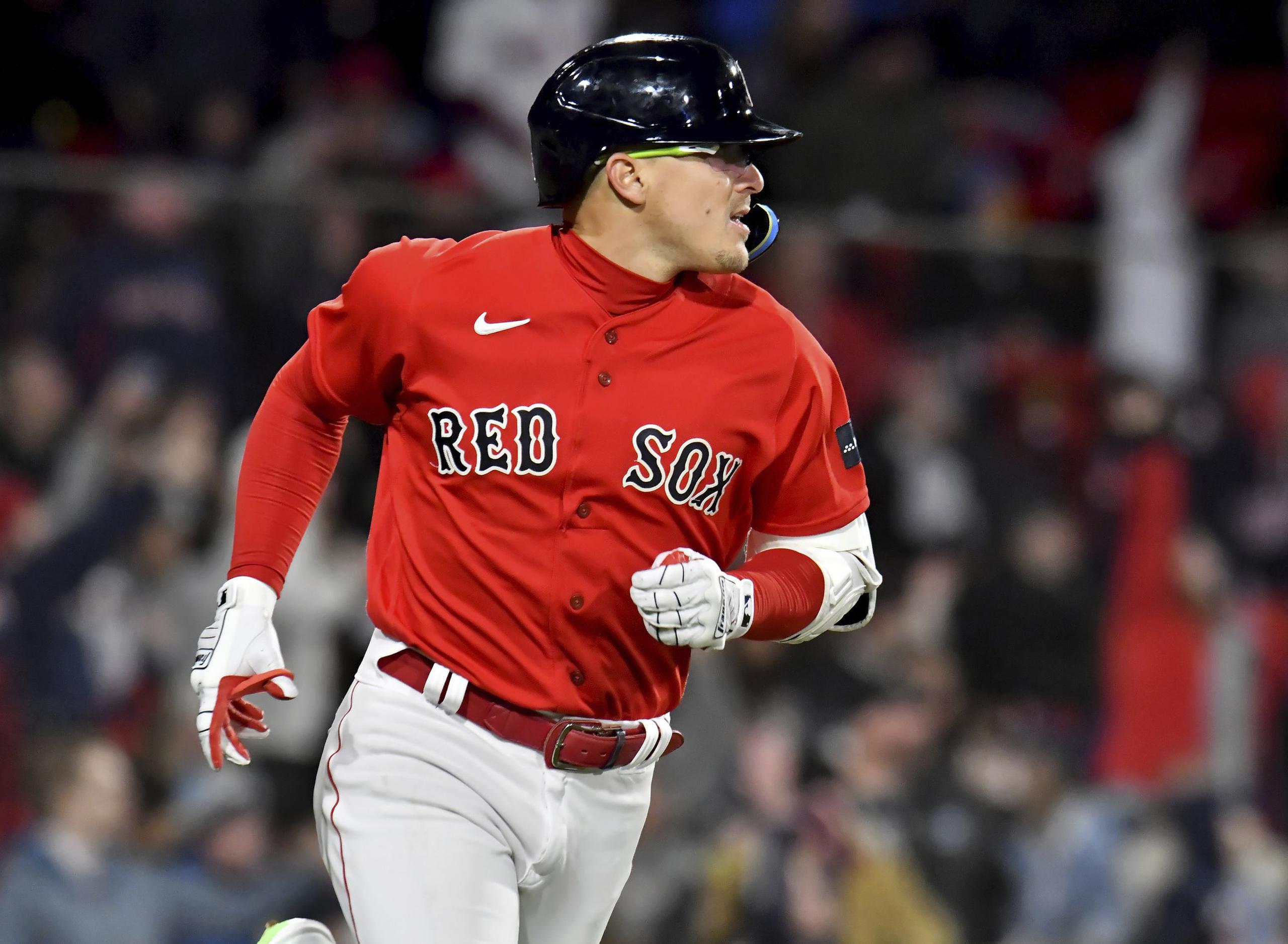 Kike Hernández y los Red Sox están quintos en la División al entrar el mes de abril. 