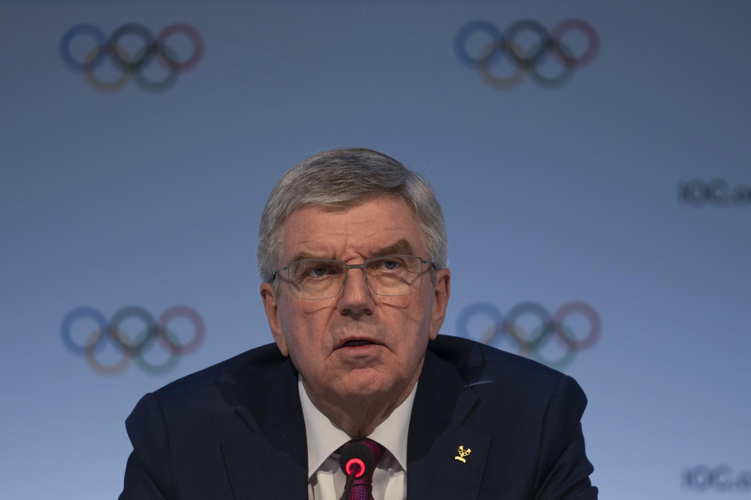 El presidente del Comité Olímpico Internacional, Thomas Bach, habla en conferencia tras el segundo día de reuniones de la 104ma sesión en Mumbai, India, el lunes 16 de octubre del 2023.