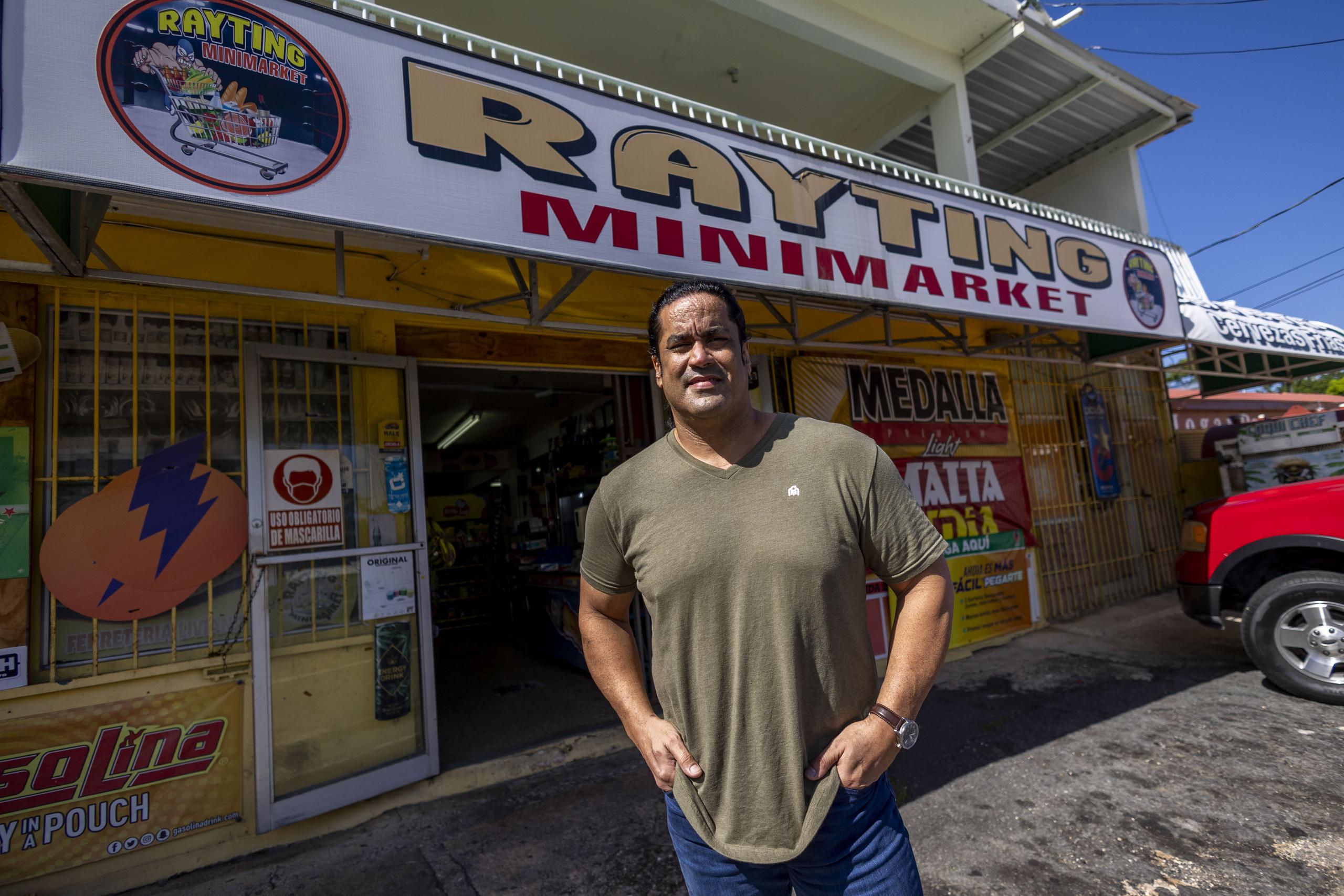 Rayting Mini Market ubica en el barrio Mameyal de Dorado. 