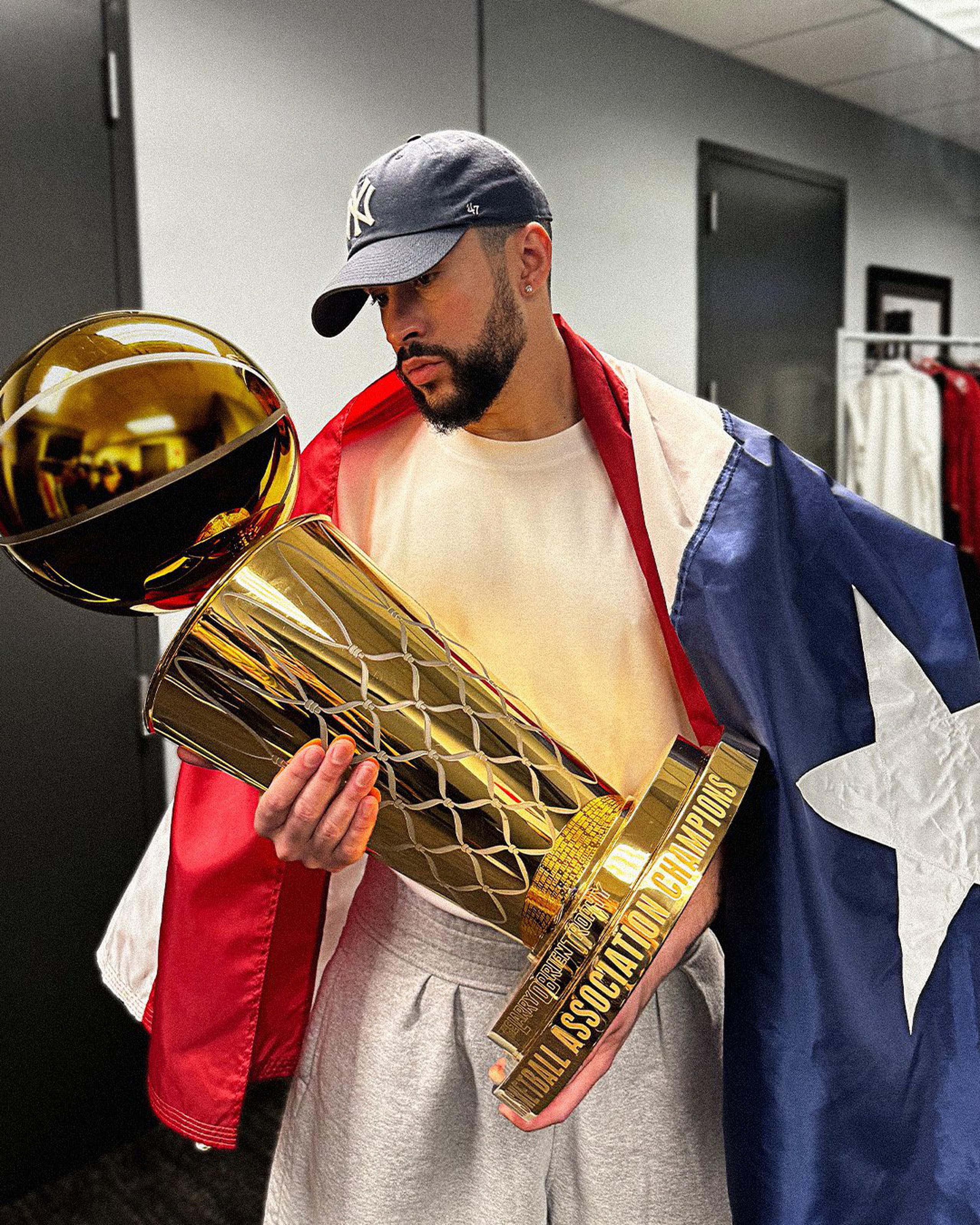 En un vídeo publicado por la NBA, se aprecia al artista arropado con una bandera de Puerto Rico mientras sostiene el trofeo