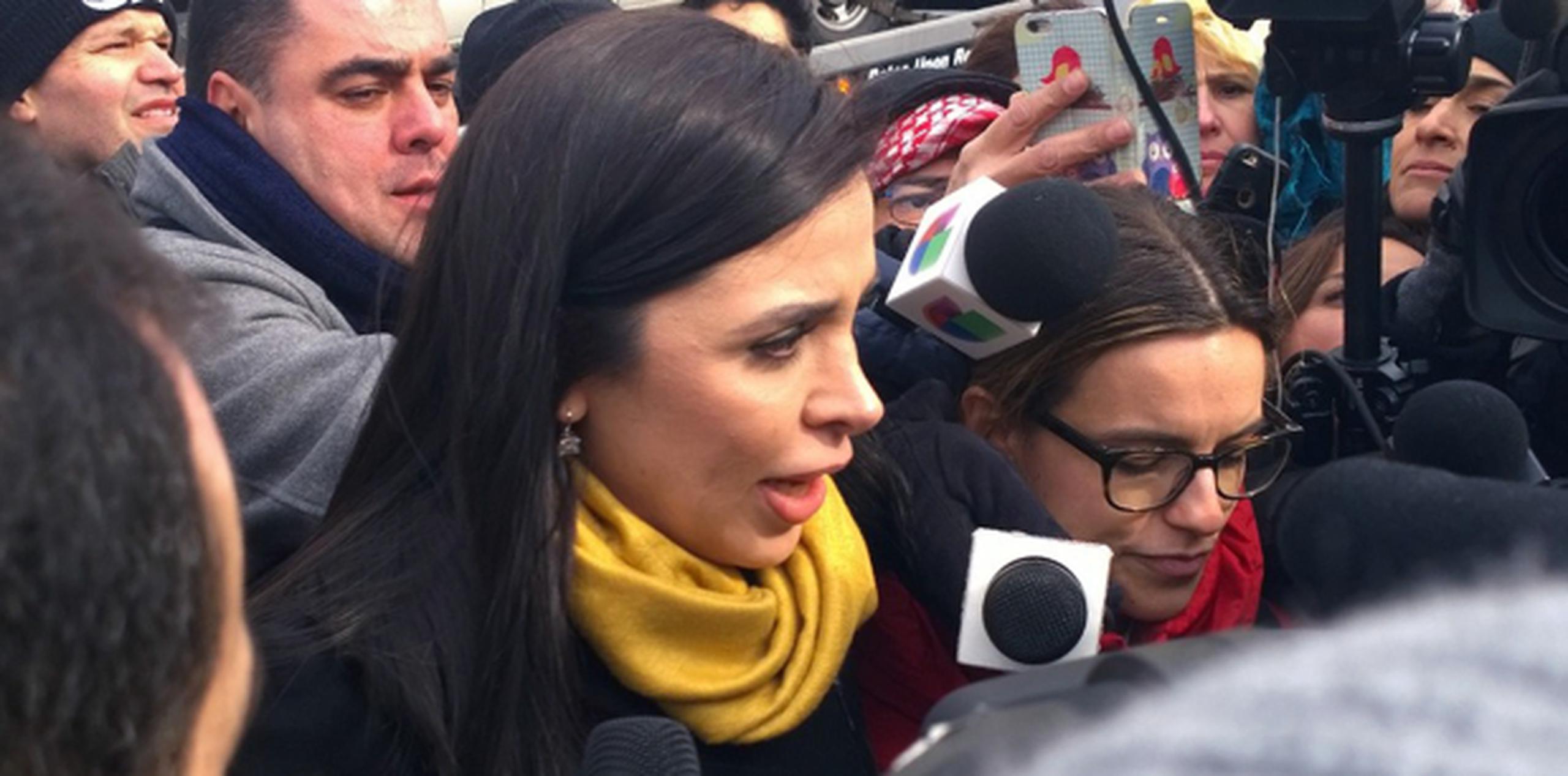 Emma Coronel Aispuro, esposa de Joaquín "El Chapo" Guzmán, habla con reporteros al salir de la corte federal en Brooklyn. (Prensa Asociada)
