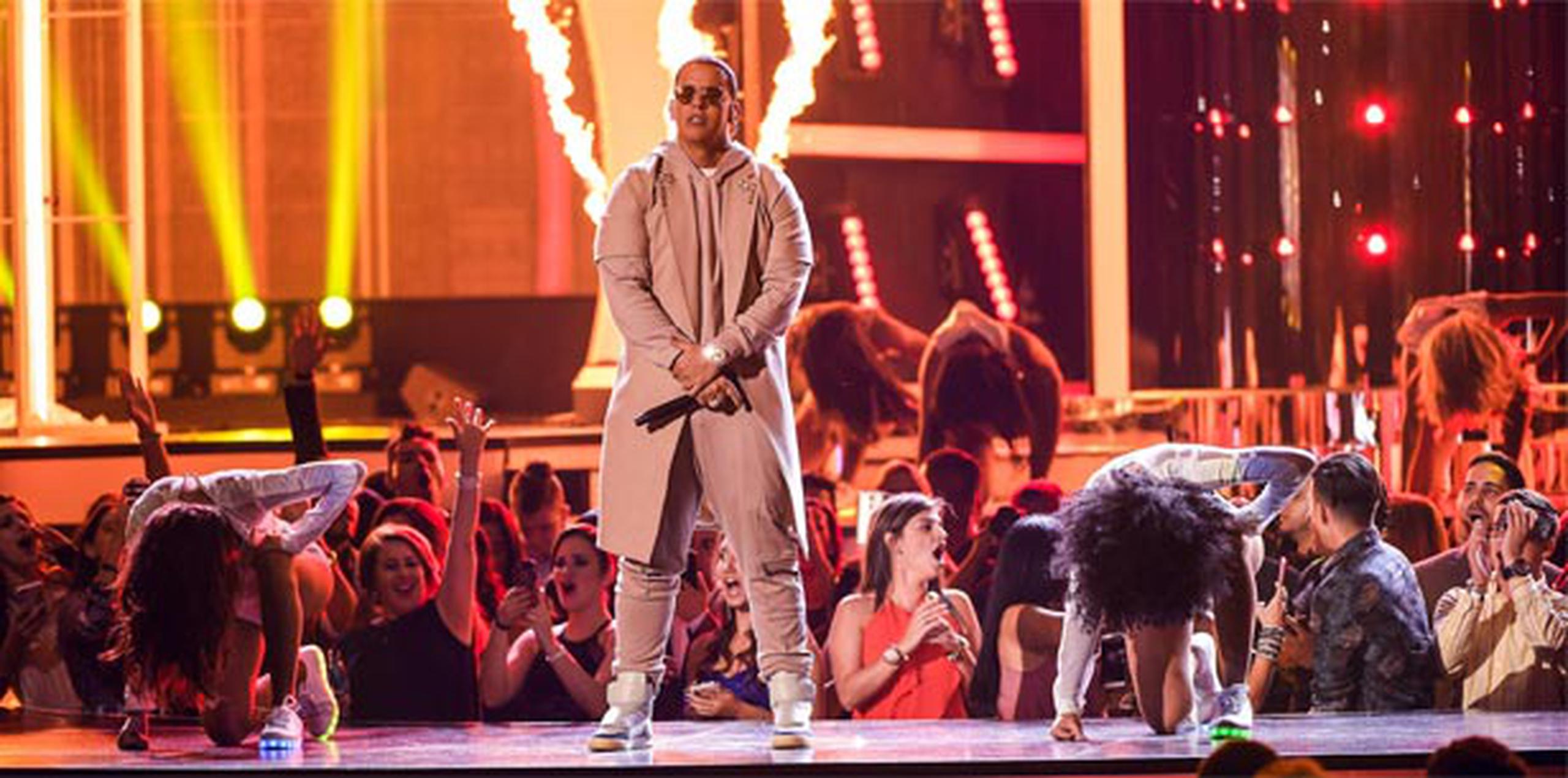 Daddy Yankee tuvo a cargo la apertura de los Premios Tu Mundo. (Telemundo)