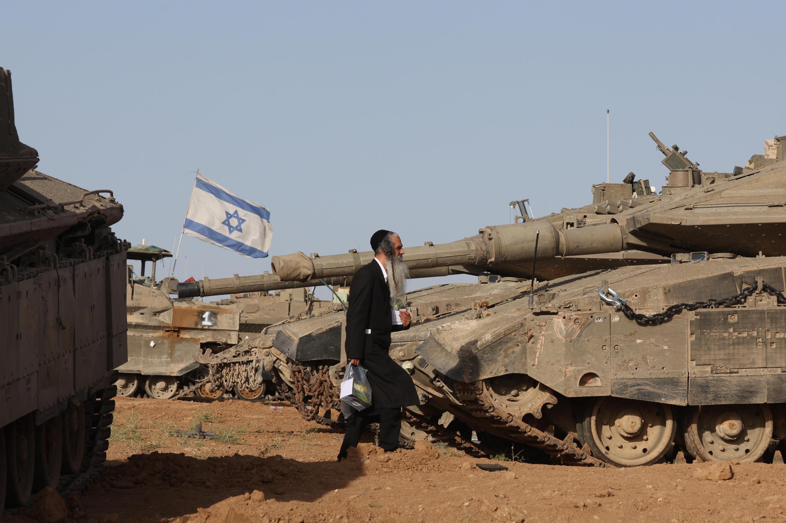 Israel envió tanques de guerra esta semana para tomar el cercano pase fronterizo de Rafah con Egipto y cerró un cruce fronterizo vital, necesario para llevar asistencia al maltrecho enclave.