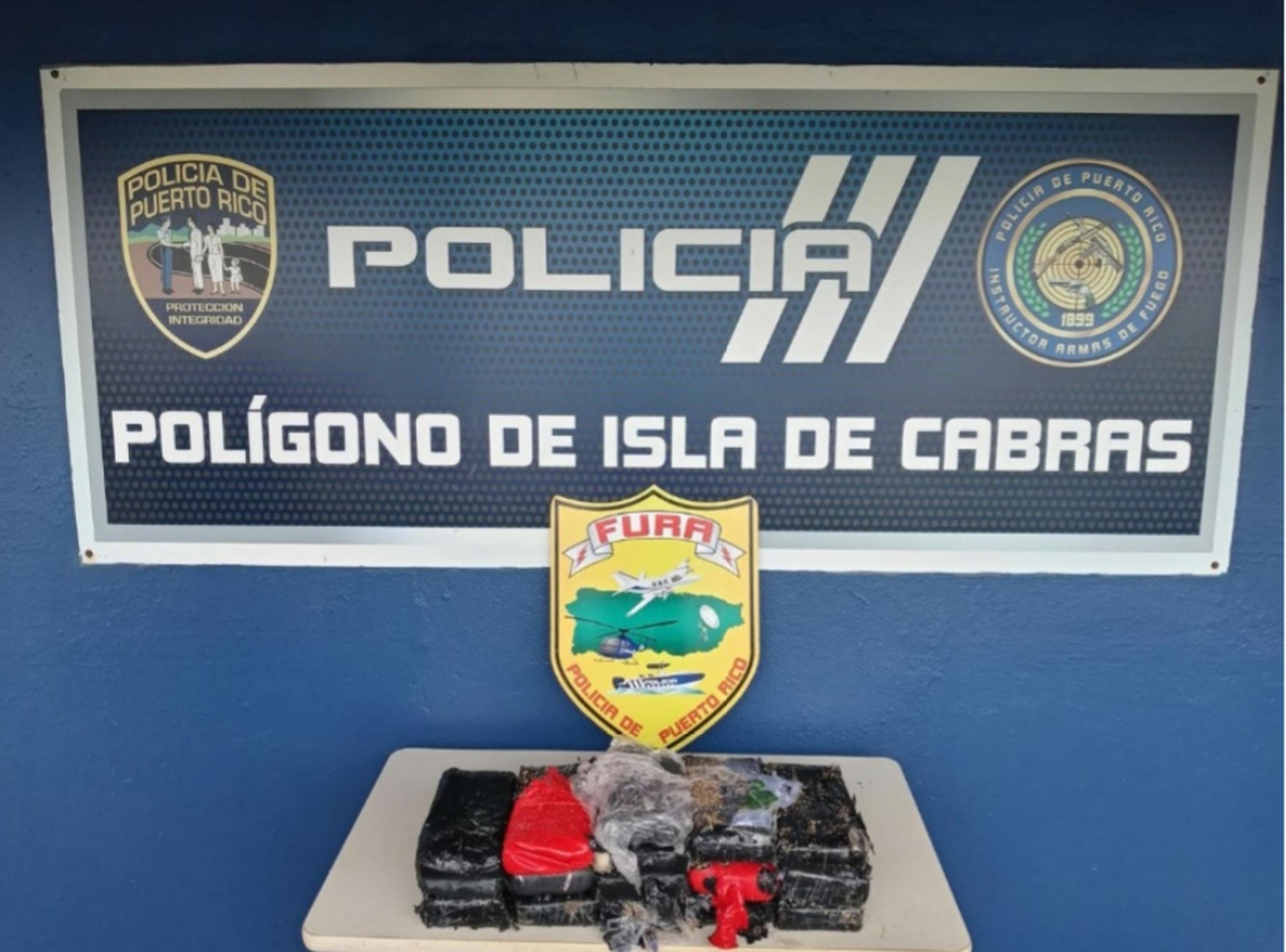 El personal de vigilancia encontró los 15 bloques de cocaína detrás del polígono de tiro del Negociado de la Policía durante una ronda por el lugar.