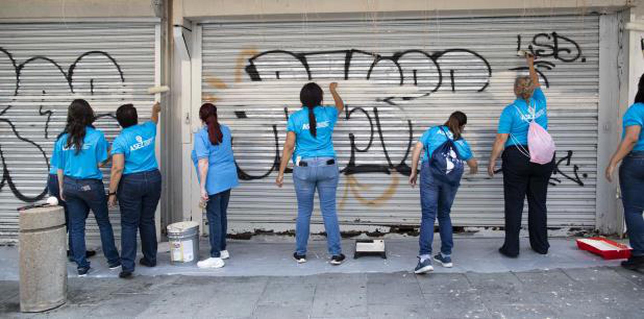 Al centenar de jóvenes, se sumaron comerciantes del área y policías que acogieron la iniciativa. (tonito.zayas@gfrmedia.com)