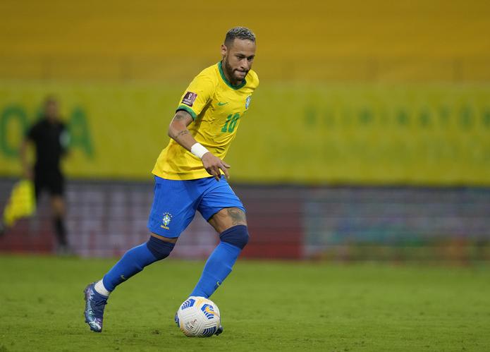El delantero brasileño Neymar durante el partido contra Perú por las eliminatorias mundialistas, el jueves 9 de septiembre de 2021, en Recife. (AP Foto/Andre Penner)