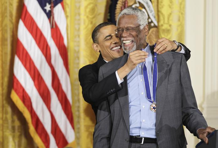 El presidente Barack Obama le entrega a Bill Russell la Medalla de la Libertad en Washington el 15 de febrero del 2011. Además de ser uno de los mejores basquetbolistas de la historia, Russell fue un abanderado de la lucha por los derechos civiles. (AP Photo/Charles Dharapak, File)