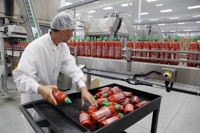 La salsa Sriracha se produce en la fábrica de Huy Fong Foods en Irwindale, California.