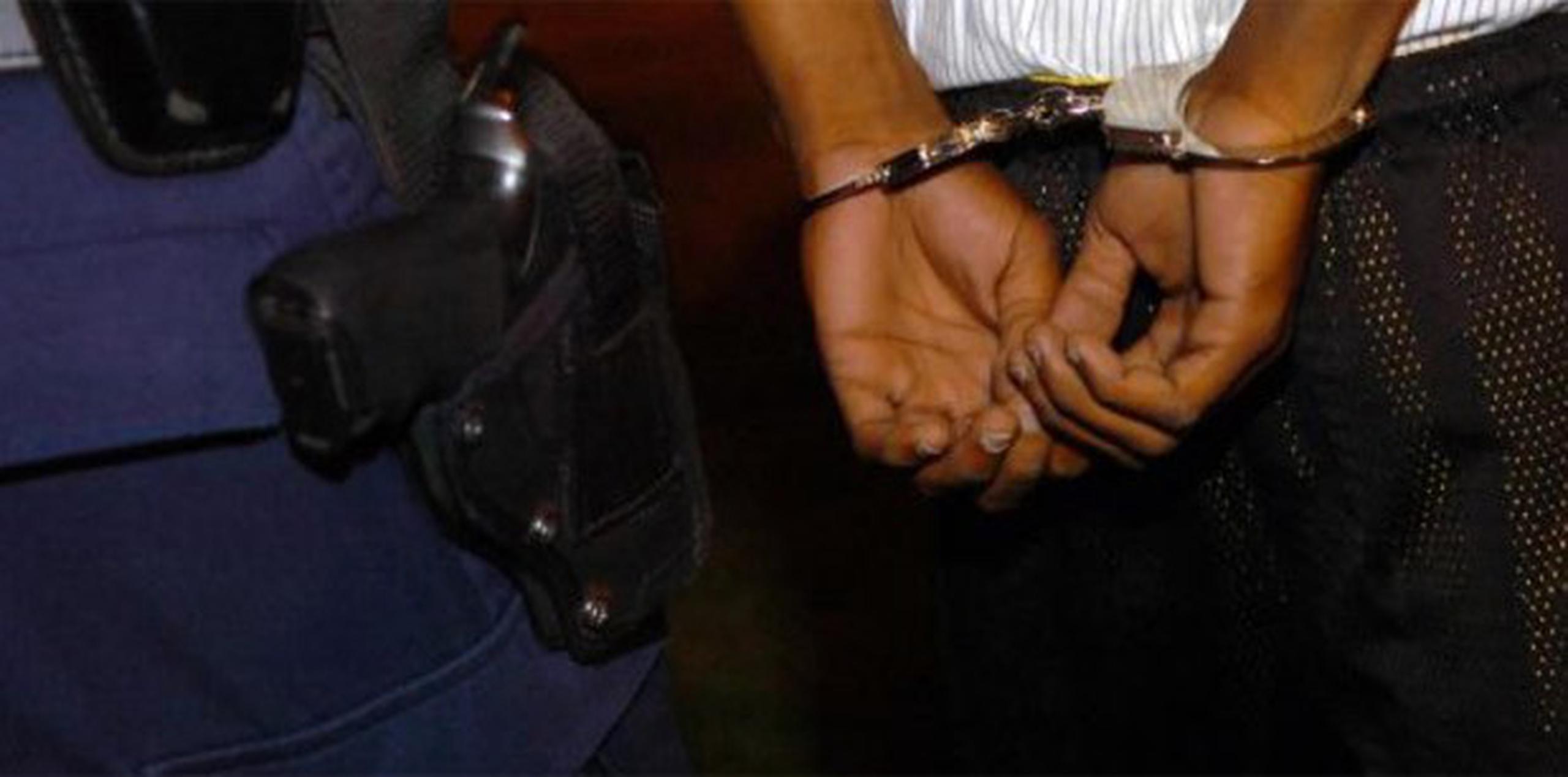 El excompañero fue arrestado, y permanecía detenido en la Comandancia de Aguadilla. (Archivo)