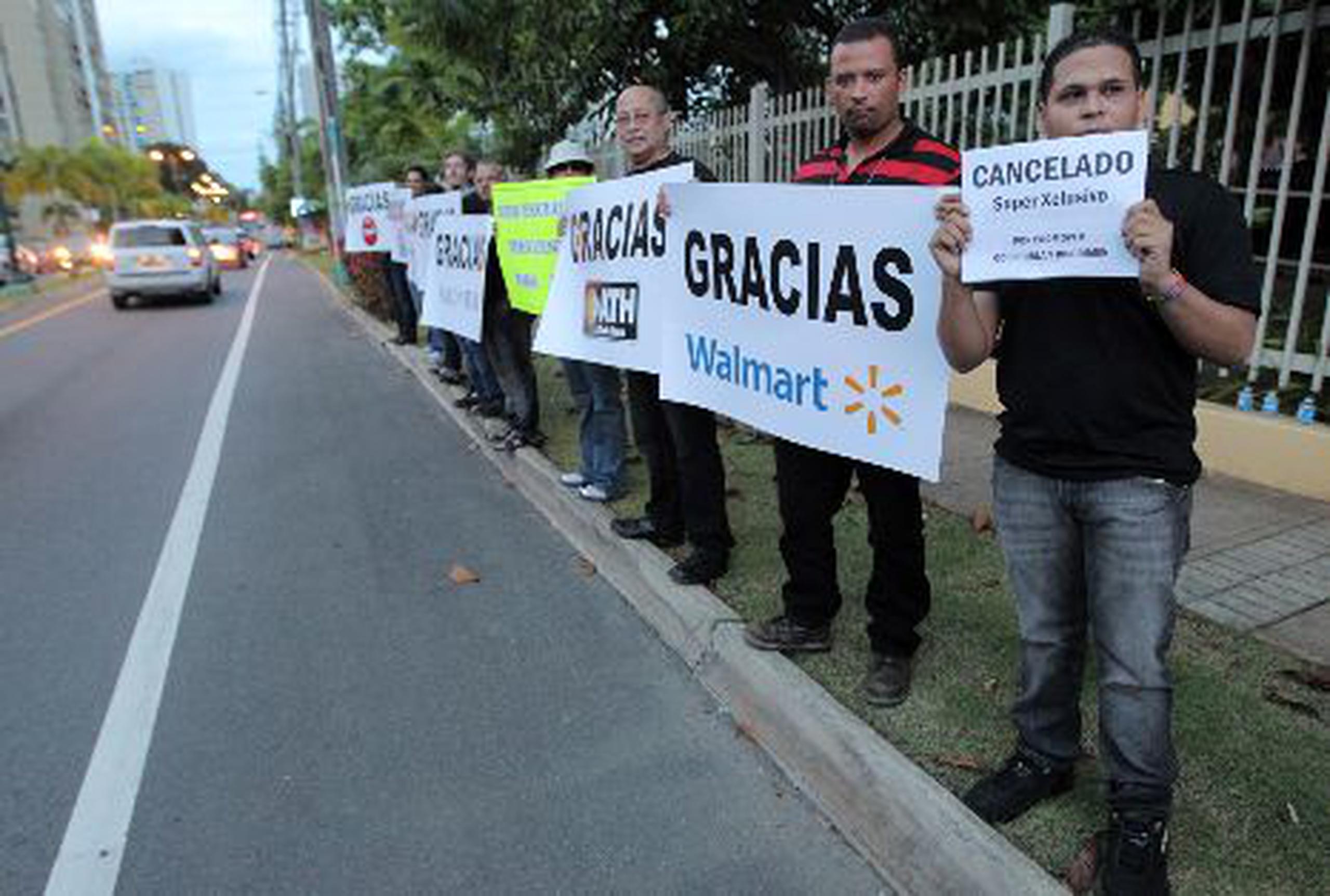 Decenas de manifestantes exigieron ayer frente a Wapa, en Guaynabo, la cancelación del programa SuperXclusivo y agradecieron a las firmas que les retiraron su auspicio.&nbsp;<font color="yellow">(juan.martinez@gfrmedia.com)</font>