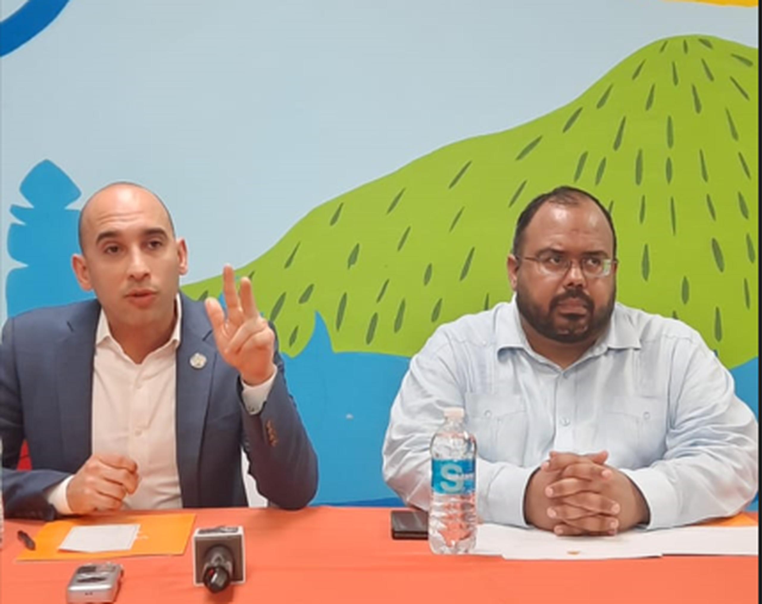 Chris Soto, asesor senior del Secretario de Educación federal (a la izquierda junto a Eliezer Ramos, secretario de Educación de Puerto Rico), destacó el trabajo de Vimenti y Caras con Causa.