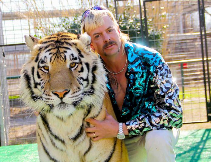 La serie se basa en la rivalidad entre el comerciante de grandes felinos Joe Exotic, también conocido como Tiger King, y la propietaria de una reserva para estos animales Carole Baskin. (Netflix)
