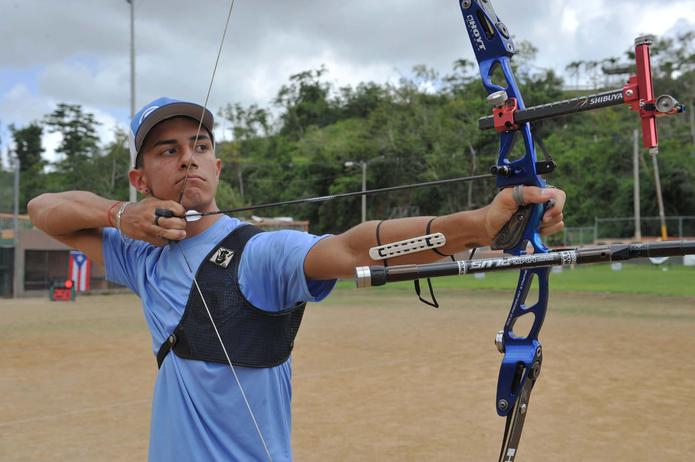 El atleta de 19 años Adrián Muñoz, aquí en un evento local, estableció una marca de recurvo en El Salvador la semana pasada.