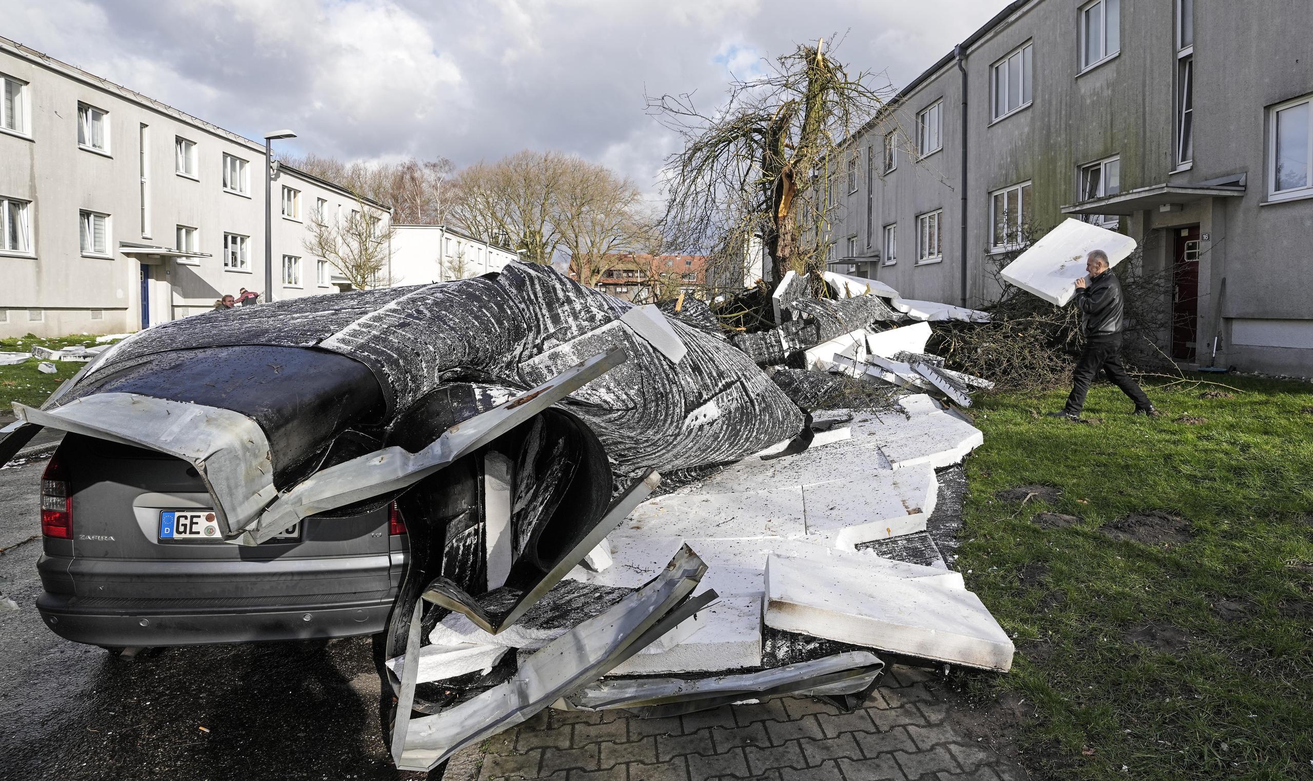 En Alemania, un conductor de 37 años murió después de que un árbol cayó sobre su automóvil cerca de Bad Bevensen, al sur de Hamburgo, informaron los bomberos.