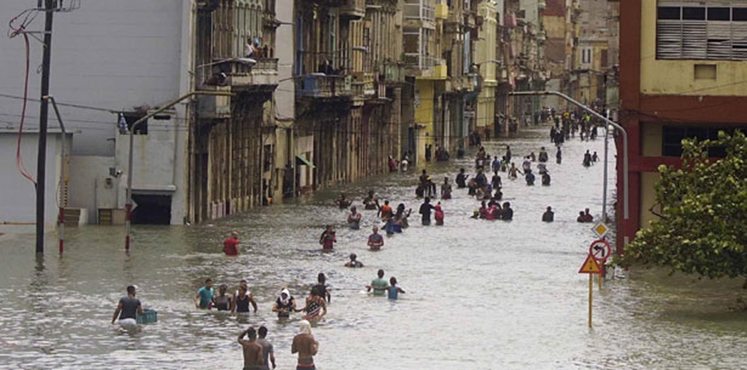 Olas de seis metros (20 pies) de alto continuaban azotando La Habana, y el segundo jefe del Estado Mayor nacional de la Defensa Civil, coronel Luis Ángel Macareno, señaló que las inundaciones podrían persistir hasta el lunes.  (AP)