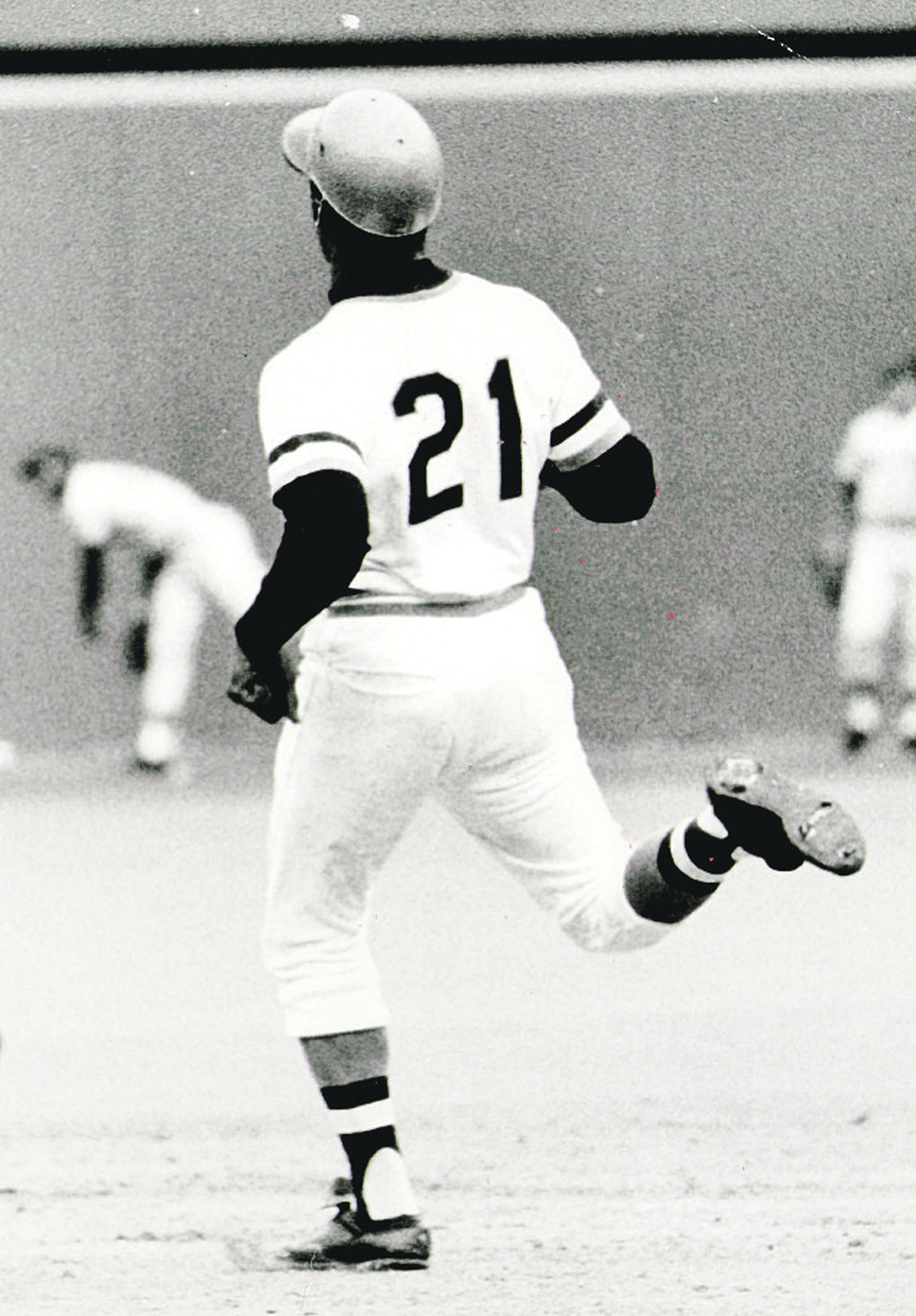 Roberto Clemente llega a segunda base con su hit número 3,000 en el Three Rivers Stadium de Pittsburgh el 30 de septiembre de 1972.