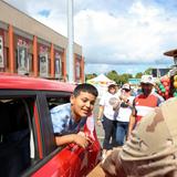¡Sorpresa en Caguas! Wisin y Yandel entregan regalos