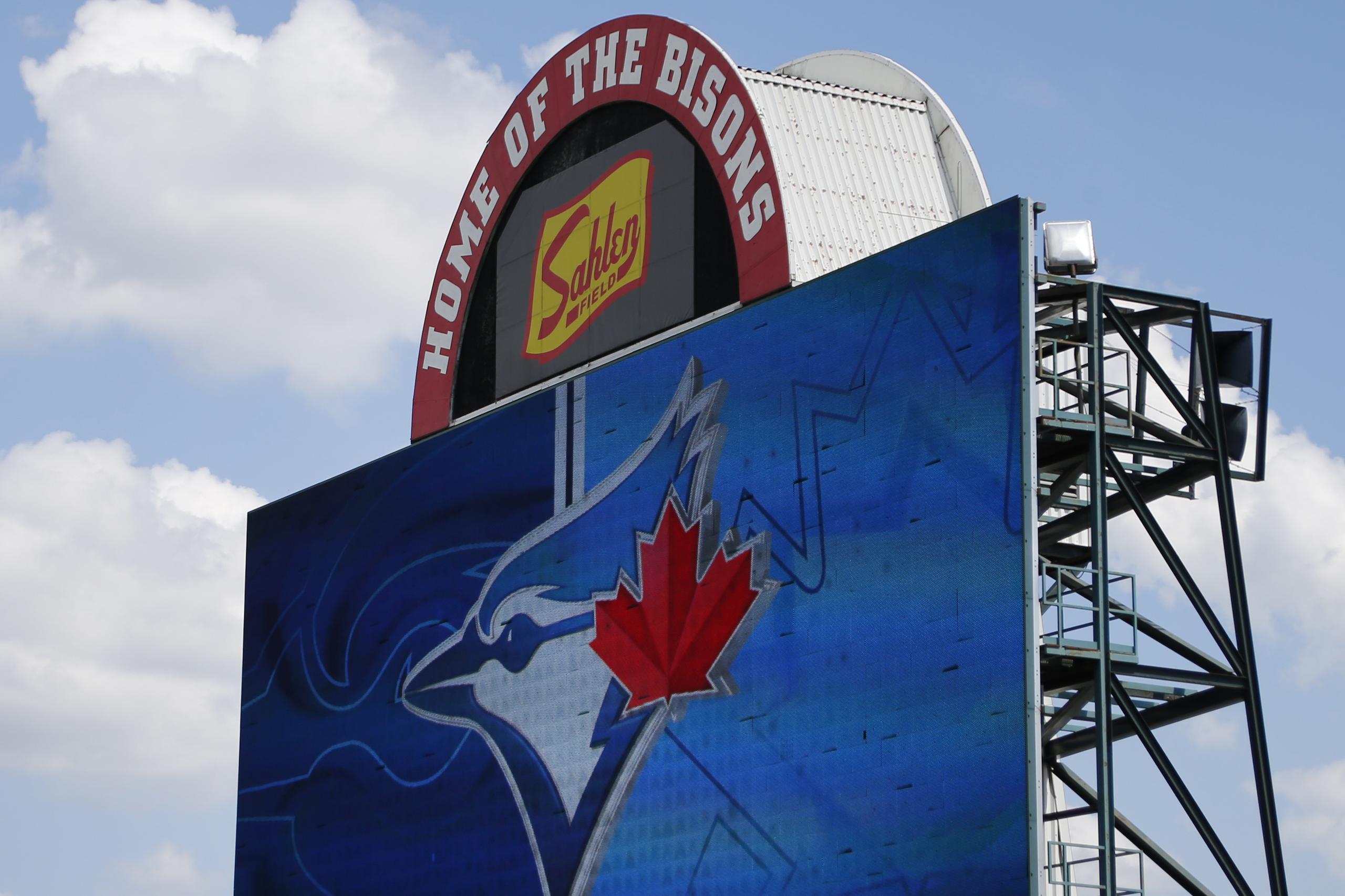 En esta imagen del 24 de julio de 2020, se ve un letrero en el Sahlen Field, sede de la filial Triple-A de los Azulejos de Toronto, en Buffalo, Nueva York.