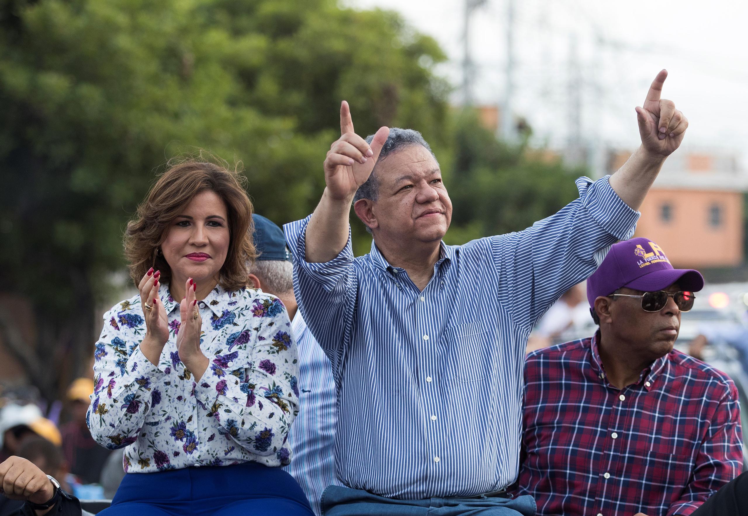 El expresidente dominicano Leonel Fernández acompañado por su esposa y actual vicepresidenta de la República, Margarita Cedeño, ahora serán rivales políticos.