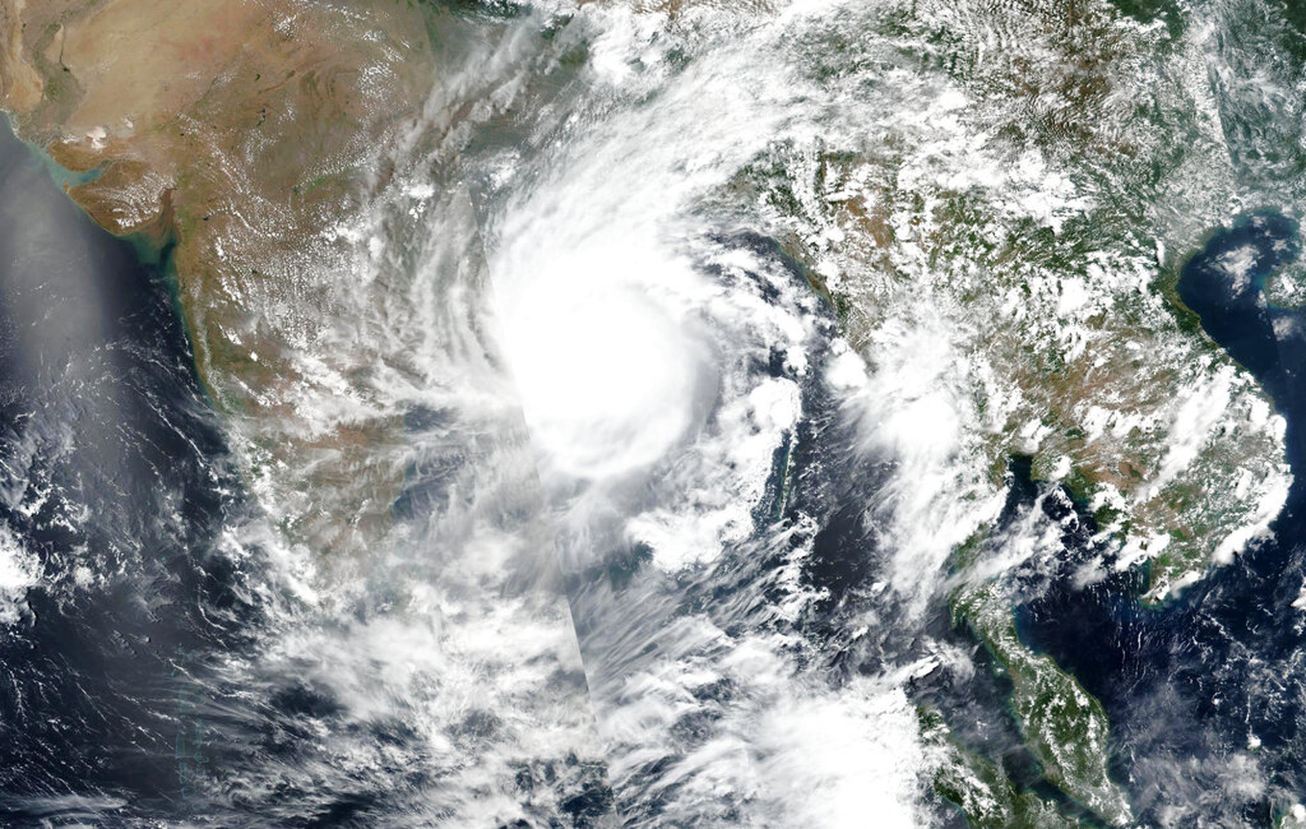 Imagen de satélite del ciclón Amphan tomada ayer por equipos de la NASA.