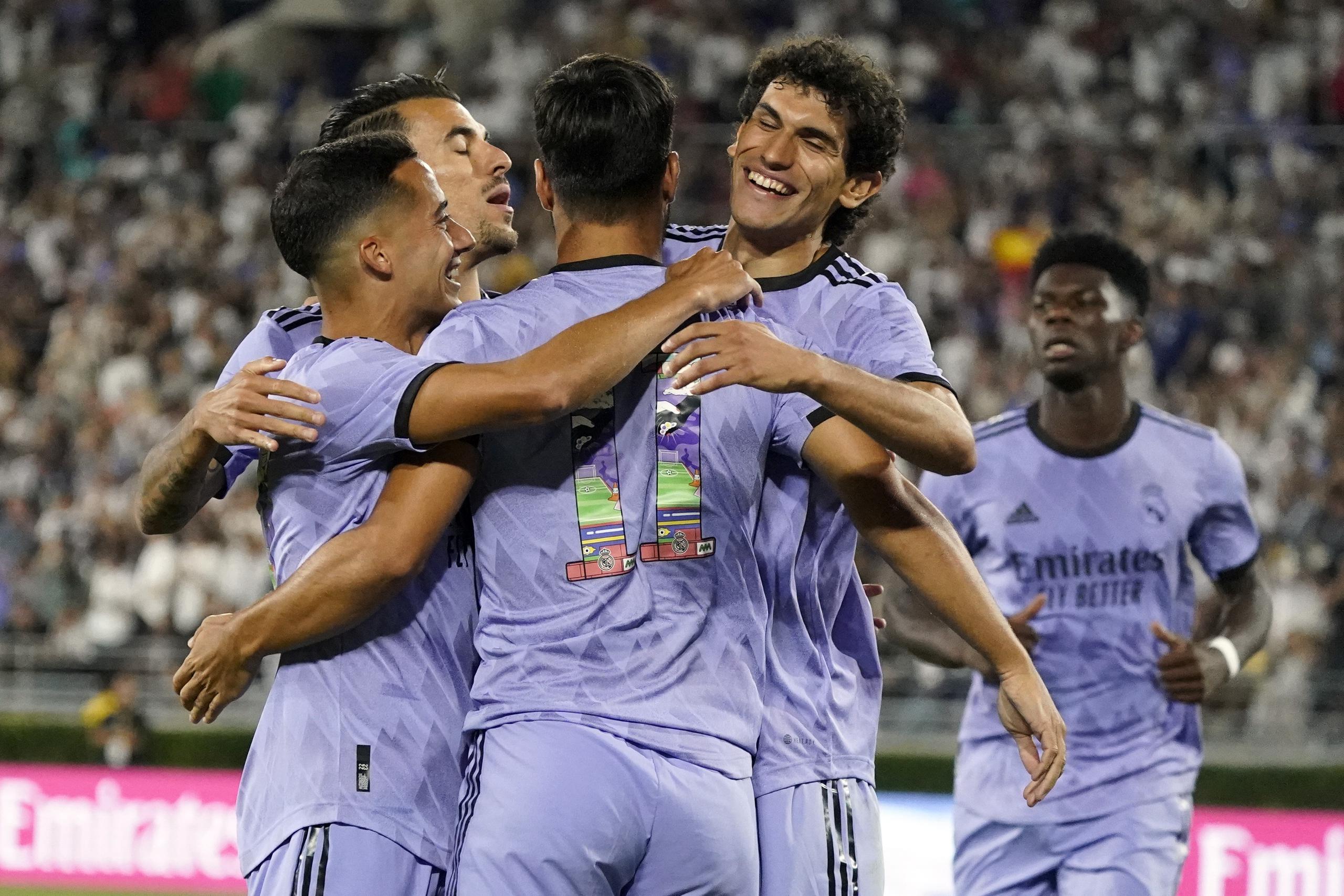 Los jugadores de Real Madrid abrazan a Marco Asensio (11) tras anotar un gol en un amistoso con Juventus el 30 de julio del 2022 en Pasadena, California.