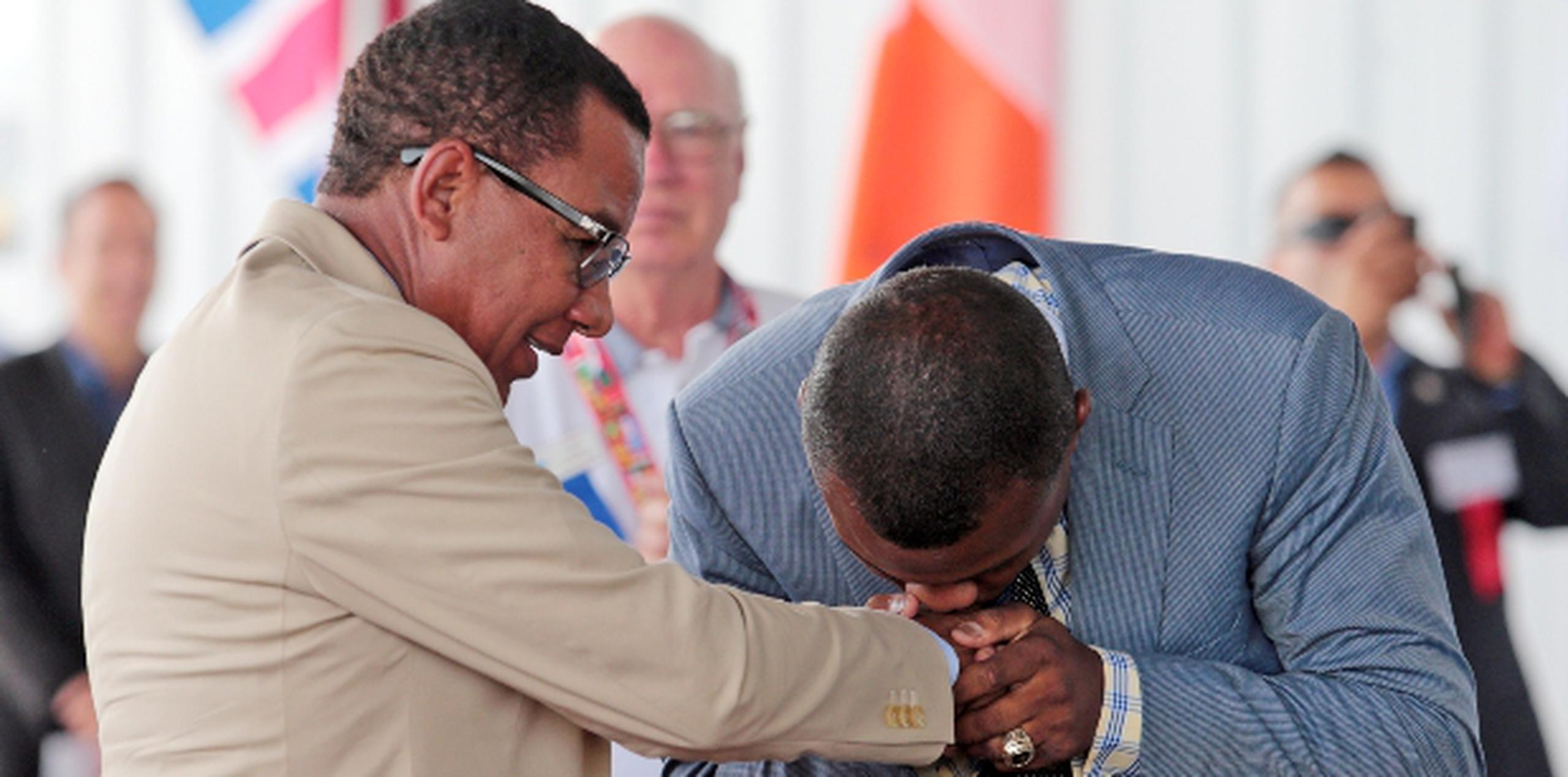 Tito Trinidad besa a su progenitor en la ceremonia. (Fotos / Enviado especial / Juan Luis Martínez)