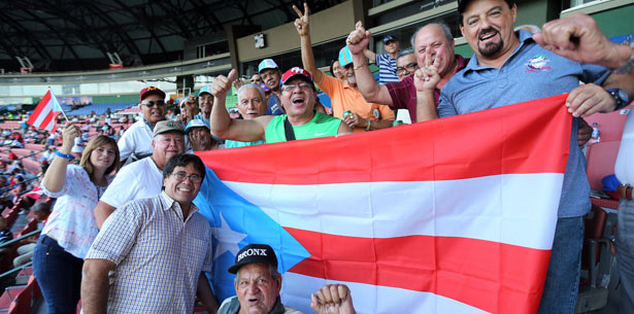 Banderas y camisetas de Puerto Rico fueron vistas en las tribunas. (juan.martinez@gfrmedia.com)