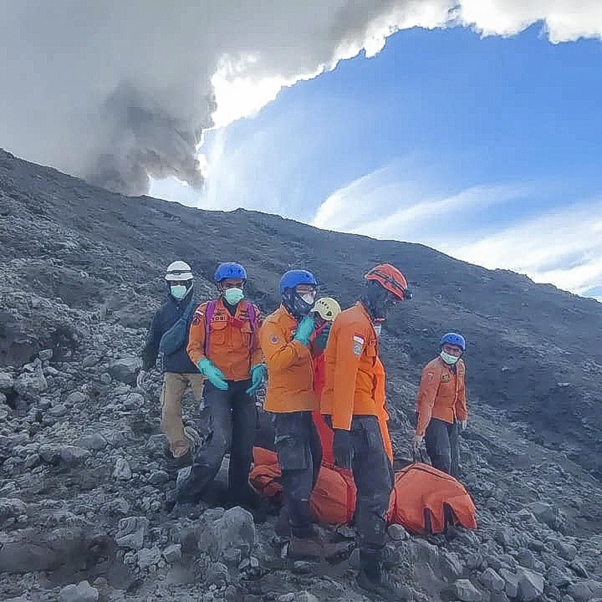 Una fotografía proporcionada por la agencia de rescate de Indonesia (BASARNAS) muestra a los rescatistas preparándose para evacuar el cuerpo de un excursionista muerto en la erupción del Monte Marapi en Agam, Sumatra Occidental, Indonesia, el 5 de diciembre de 2023. Las operaciones de búsqueda y rescate continúan después de la erupción. Al menos 13 excursionistas fueron encontrados muertos y otros 10 desaparecieron después de la erupción del volcán Marapi el 3 de diciembre de 2023, según la agencia de rescate de Indonesia. (EFE/EPA/BASARNAS/FOLLETO MEJOR CALIDAD DISPONIBLE FOLLETO SÓLO PARA USO EDITORIAL/NO VENTAS FOLLETO SÓLO PARA USO EDITORIAL/NO VENTAS)
