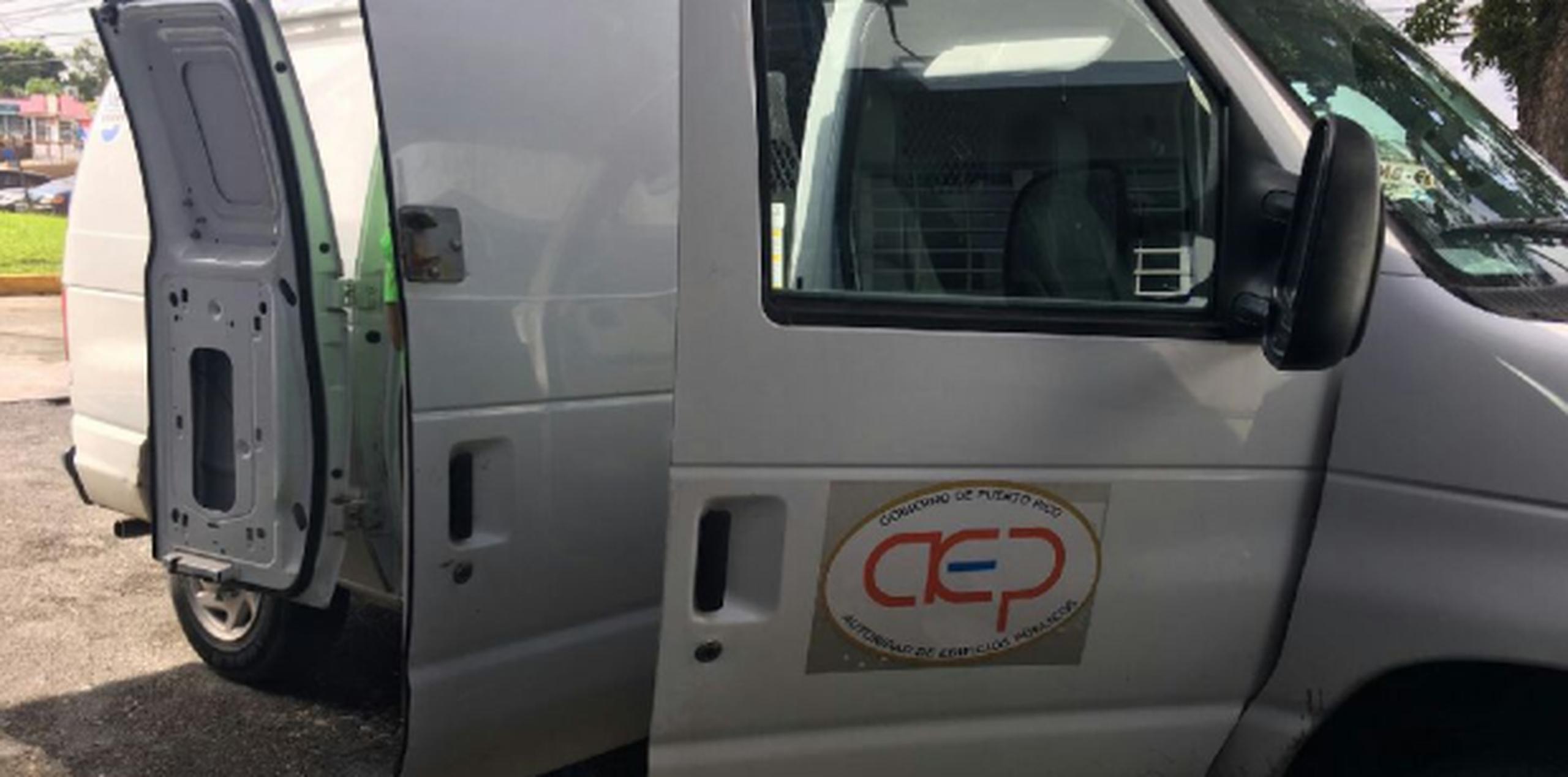 Este es el vehículo que transportó a los trabajadores de la AEP para atender el problema en Las Piedras. (Suministrada)