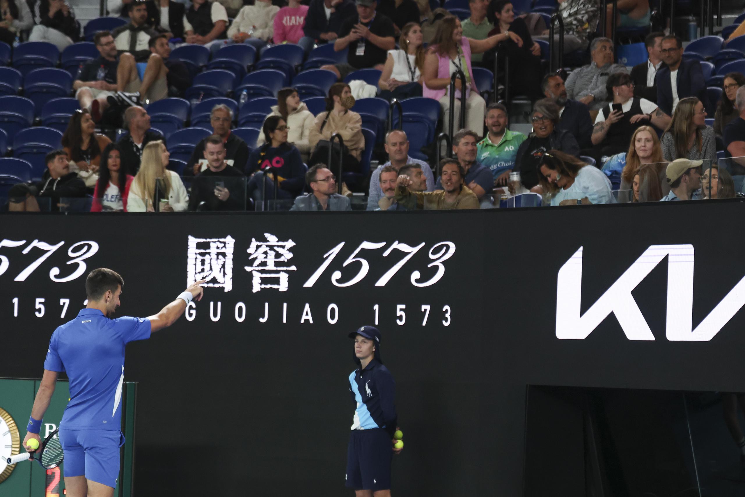 Novak Djokovic apunta hacia un espectador durante el partido contra Alexei Popyrin en la segunda ronda del Abierto de Australia, el miércoles 17 de enero de 2024, en Melbourne. (AP Foto/Asanka Brendon Ratnayake)
