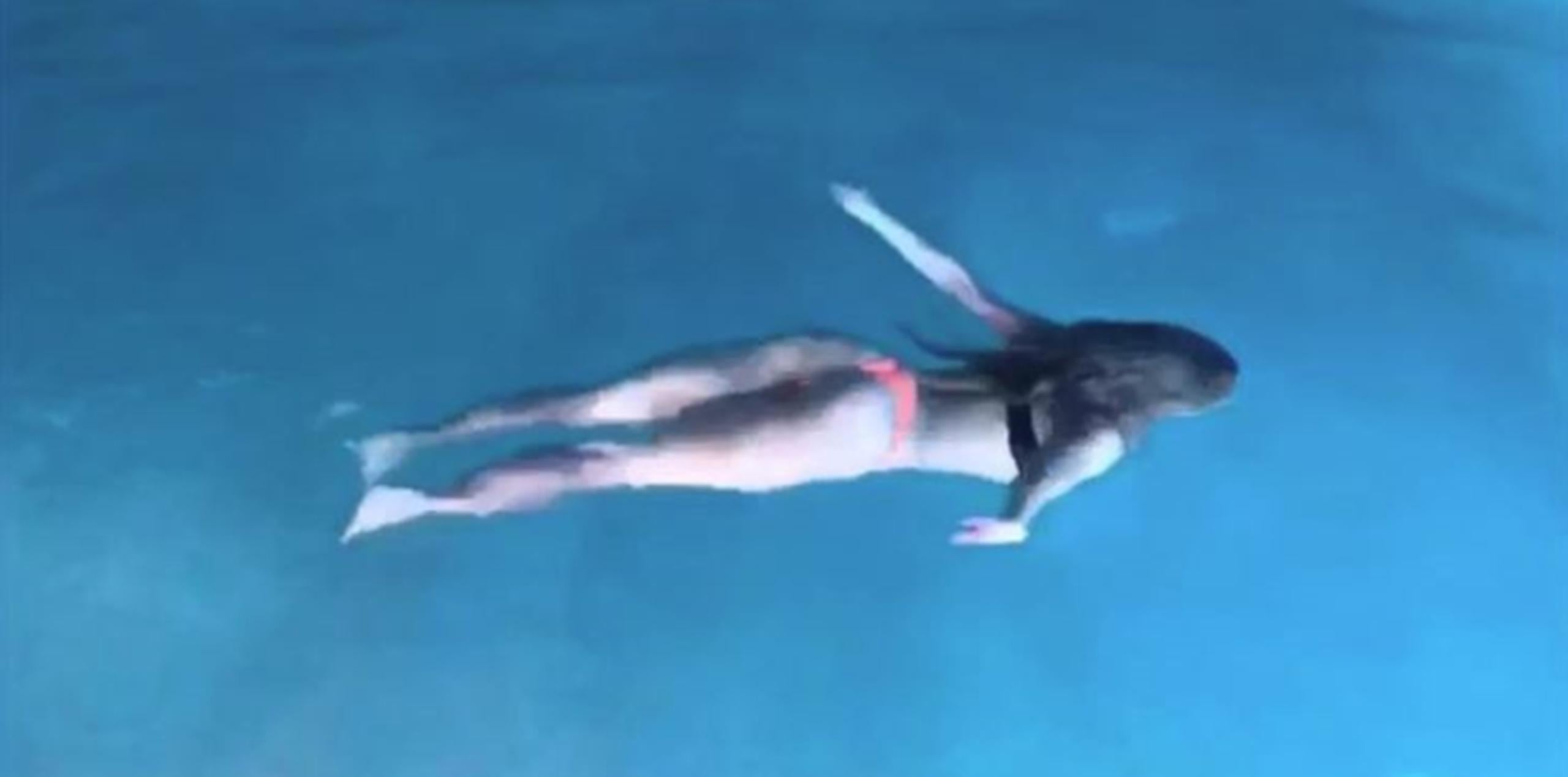 Shakira nadando en una piscina. (Instagram)