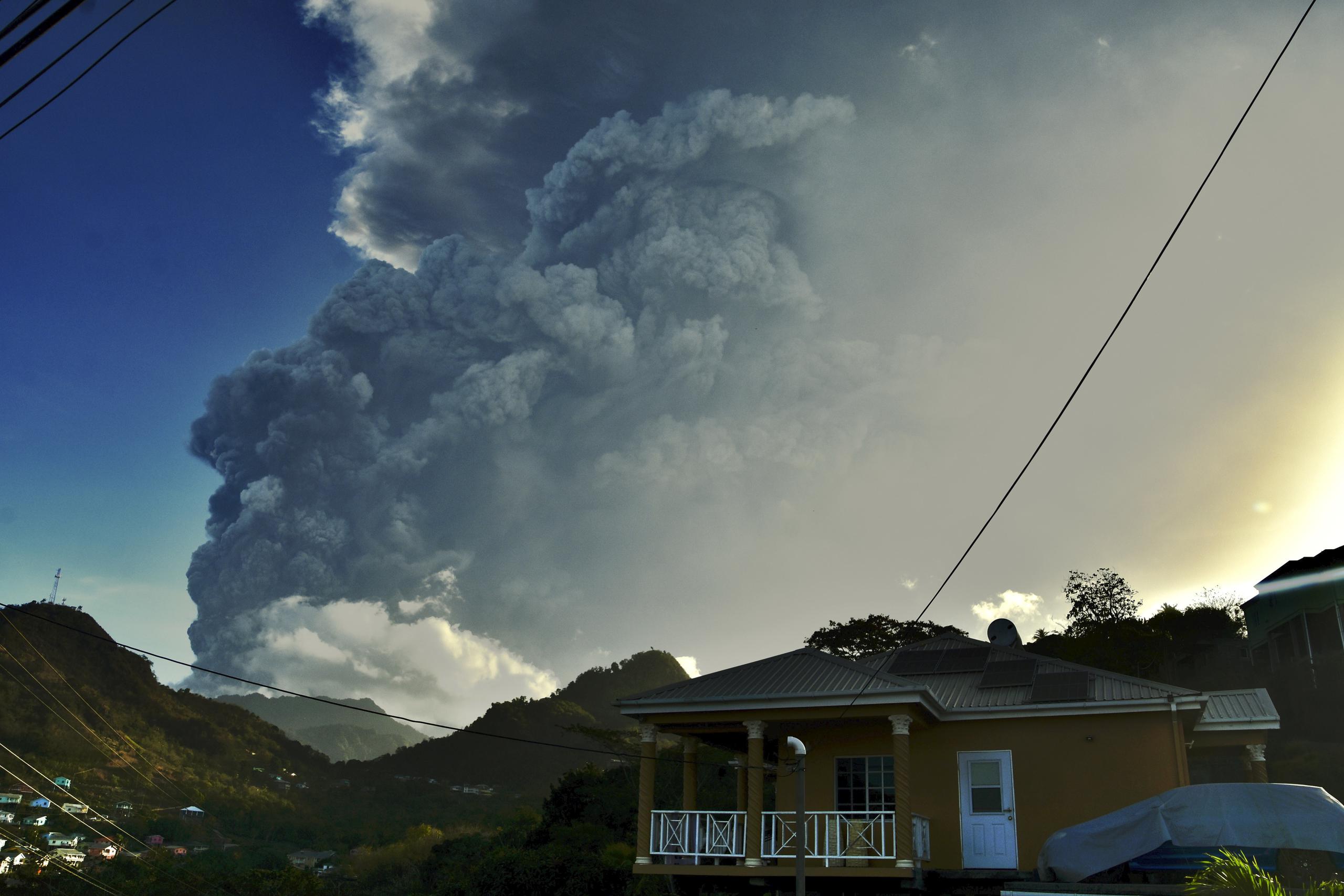 Foto tomada el pasado 13 de abril del volcán La Soufriere en la isla caribeña de San Vicente.
