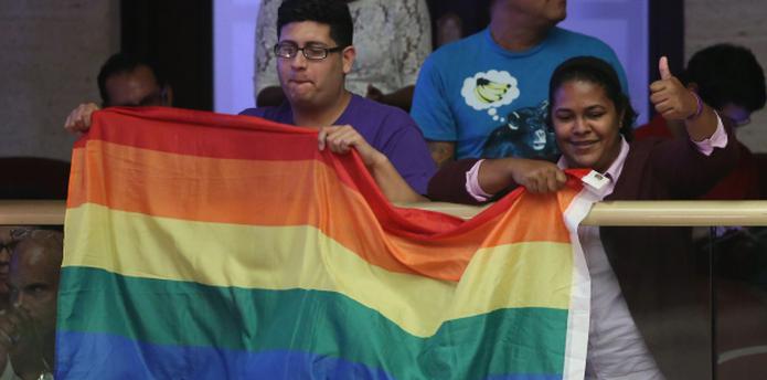 Manifestantes enarbolaron la bandera de la comunidad LGBTT al momento de aprobarse hace dos años la ley que prohibe el discrimen por orientación sexual en el empleo. (Archivo)
