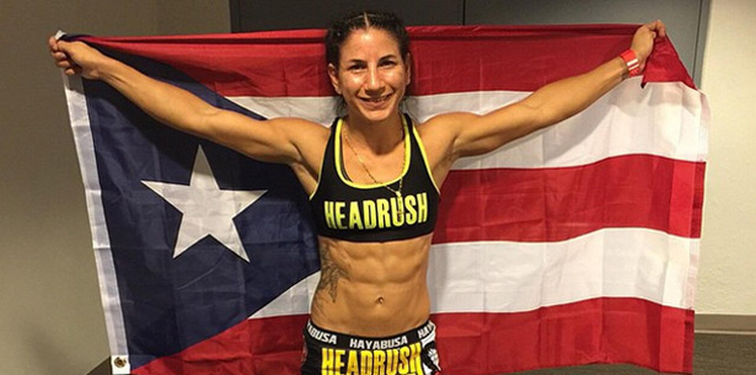 Tecia Torres salió al Octágono con la bandera de Puerto Rico sobre sus hombros. (Instagram)