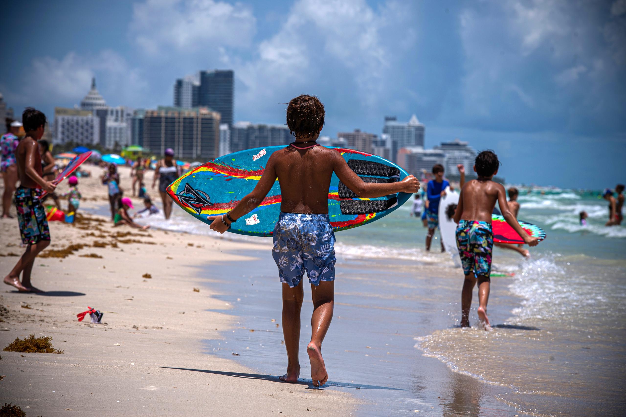 Niños juegan en una playa de Miami Beach, Florida