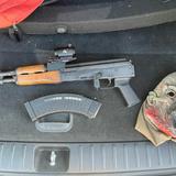 Ocupan rifle  AK-47 cargado en un vehículo hurtado