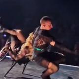 Madonna y su bailarín se caen en el escenario durante concierto
