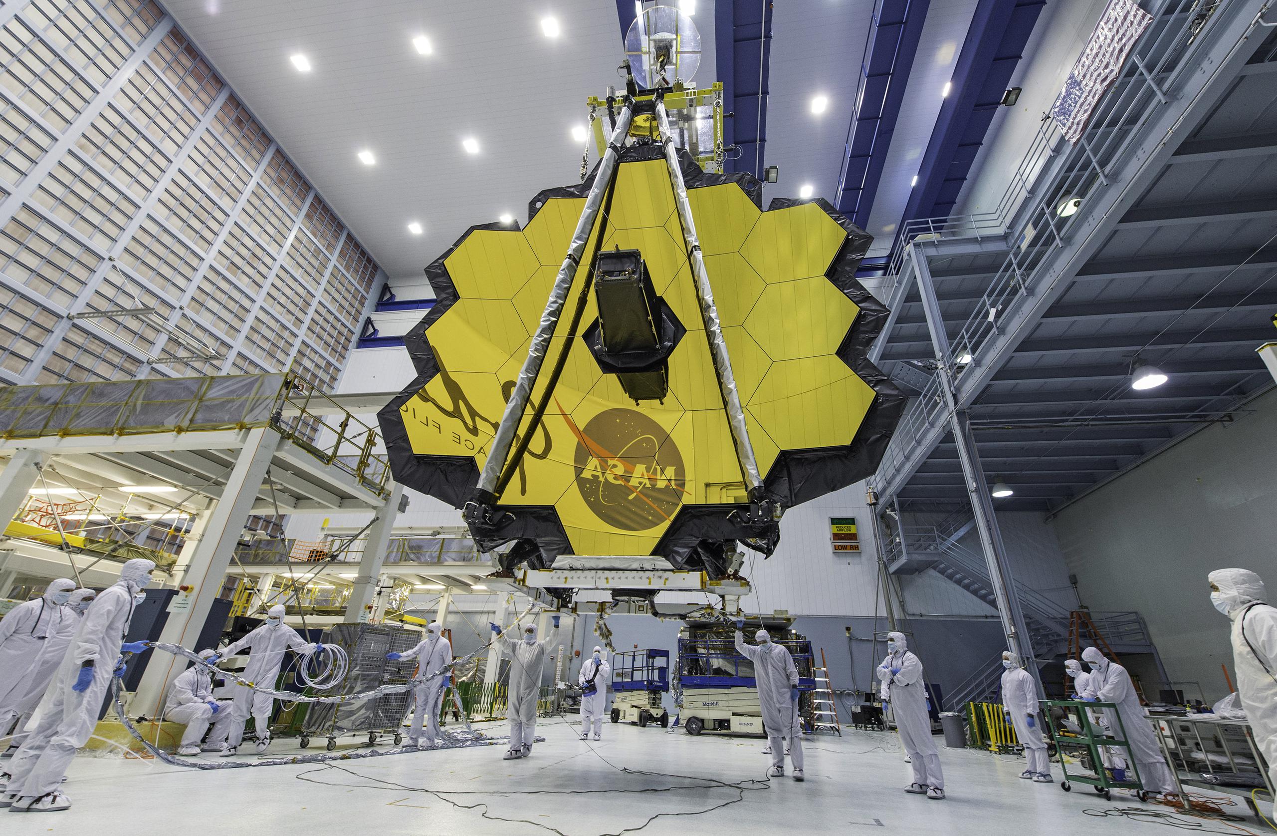 Esta foto de archivo del 13 de abril de 2017 muestra a técnicos levantando el espejo del telescopio espacial James Webb usando una grúa, en el Centro de Vuelo Espacial Goddard en Greenbelt, Maryland.